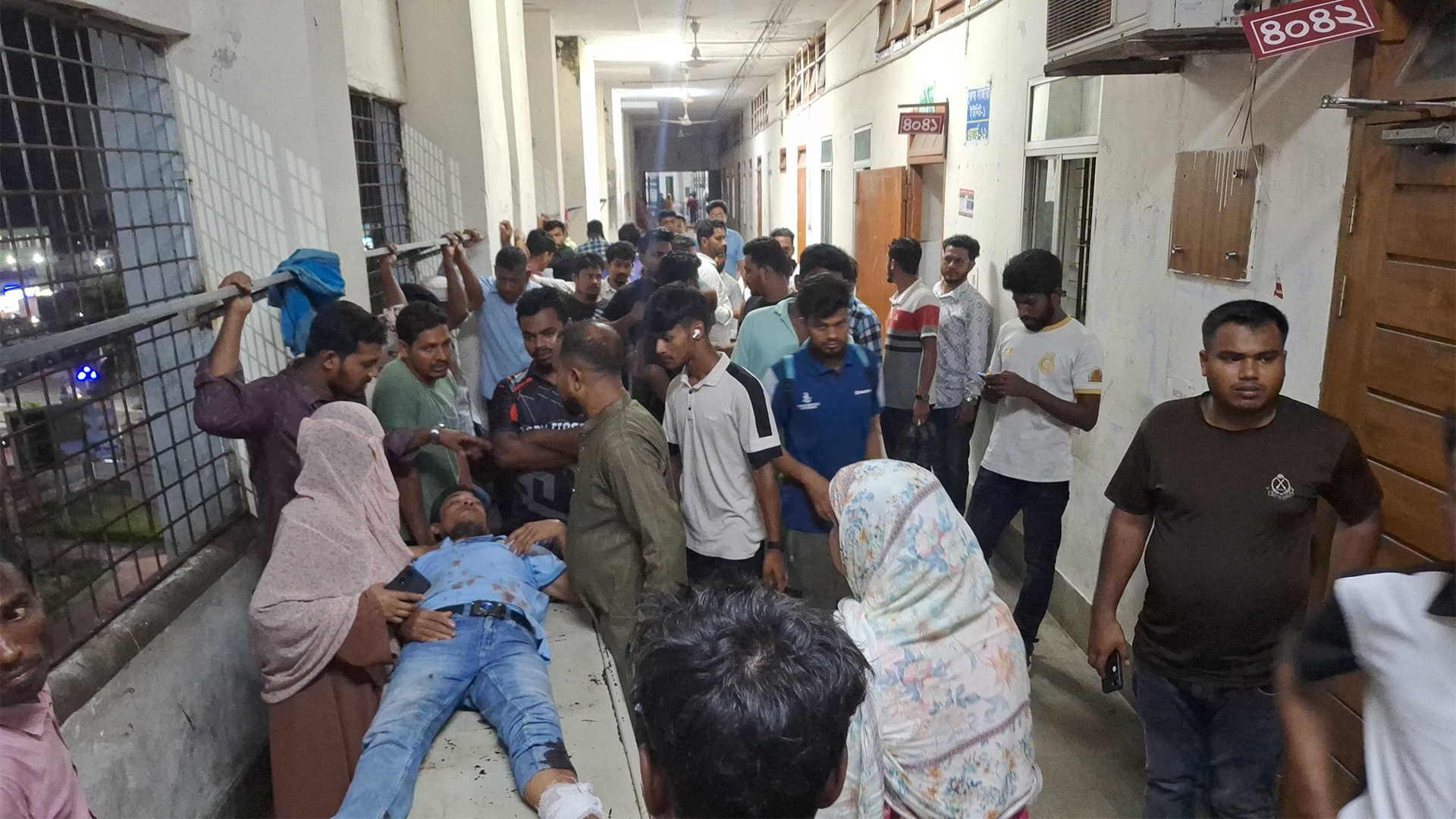 বরিশালে আওয়ামী লীগ নেতার হামলায় আহত ৪