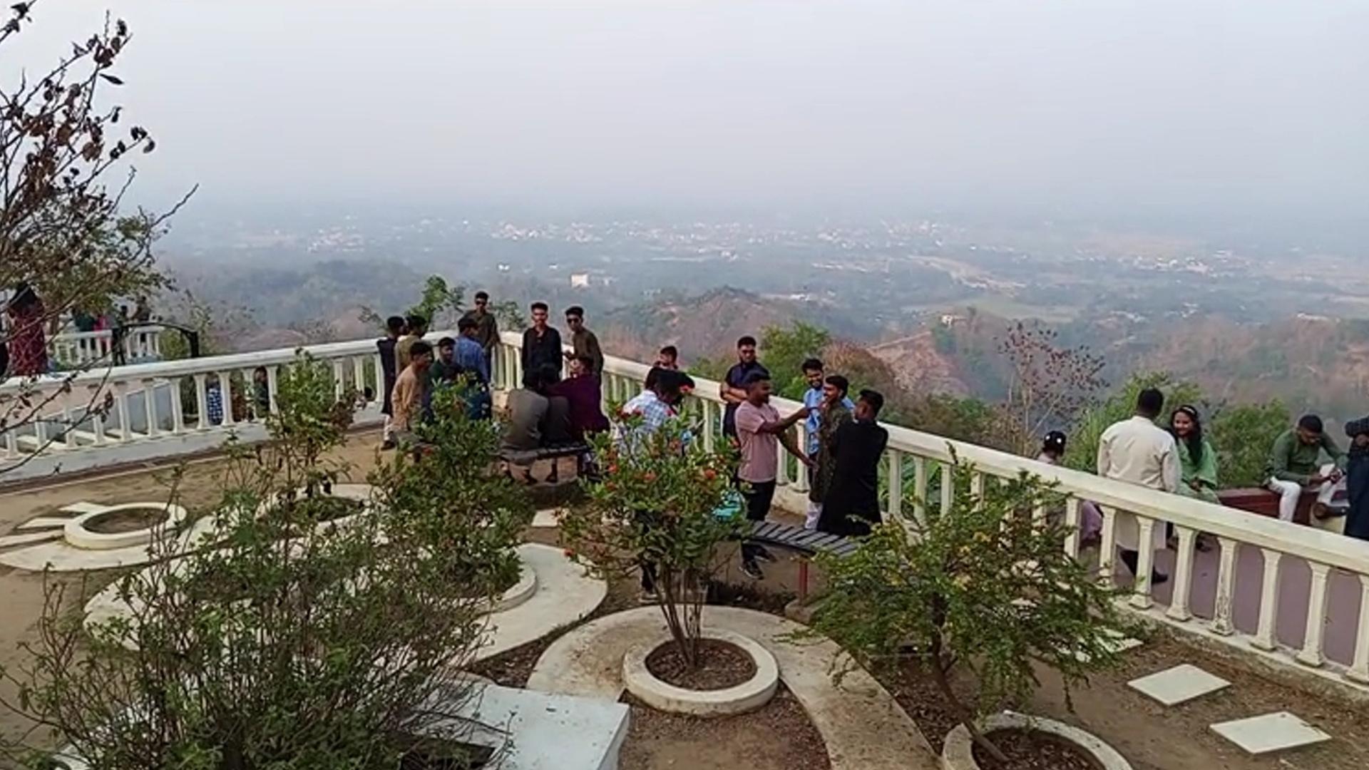 শীতে পাহাড়ে বাড়ছে পর্যটকদের সমাগম