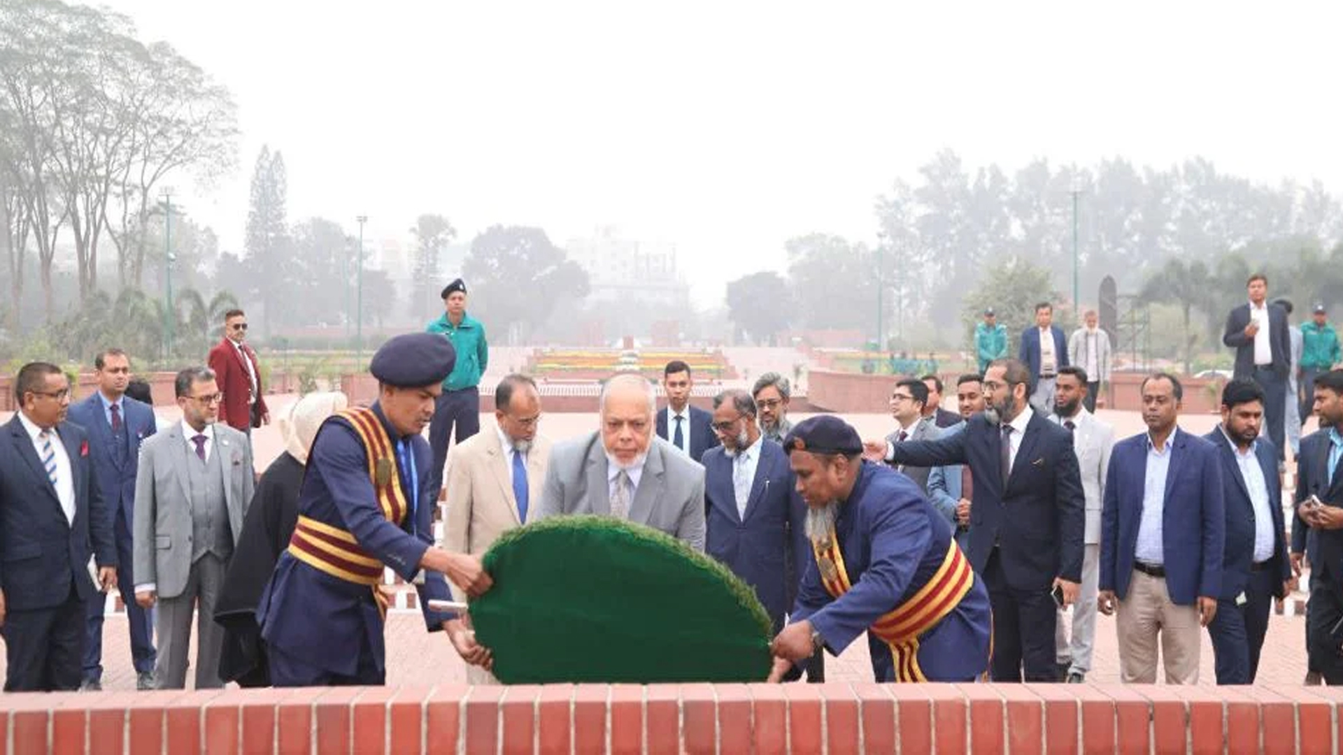 স্মৃতিসৌধে বীর শহীদদের প্রতি নব-নিযুক্ত প্রধান বিচারপতির শ্রদ্ধা নিবেদন