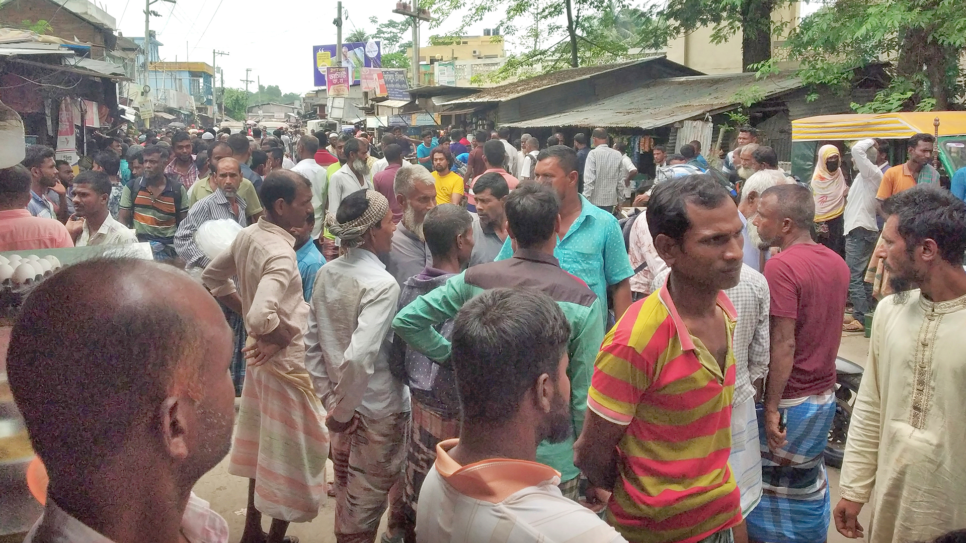 ফকিরহাটে সড়কের ওপর শ্রমিকের হাট, ভোগান্তিতে সাধারণ মানুষ