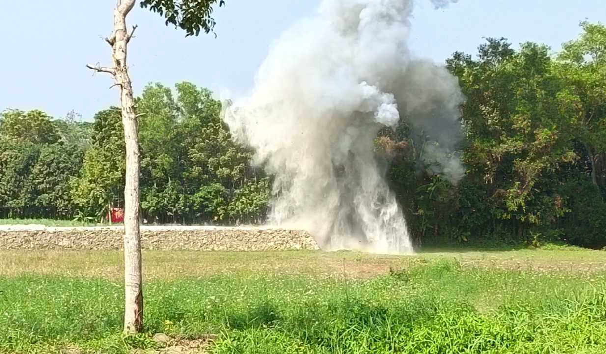 মাদারীপুরে জব্দ ৪০ ককটেল বিস্ফোরণ ঘটিয়ে ধ্বংস