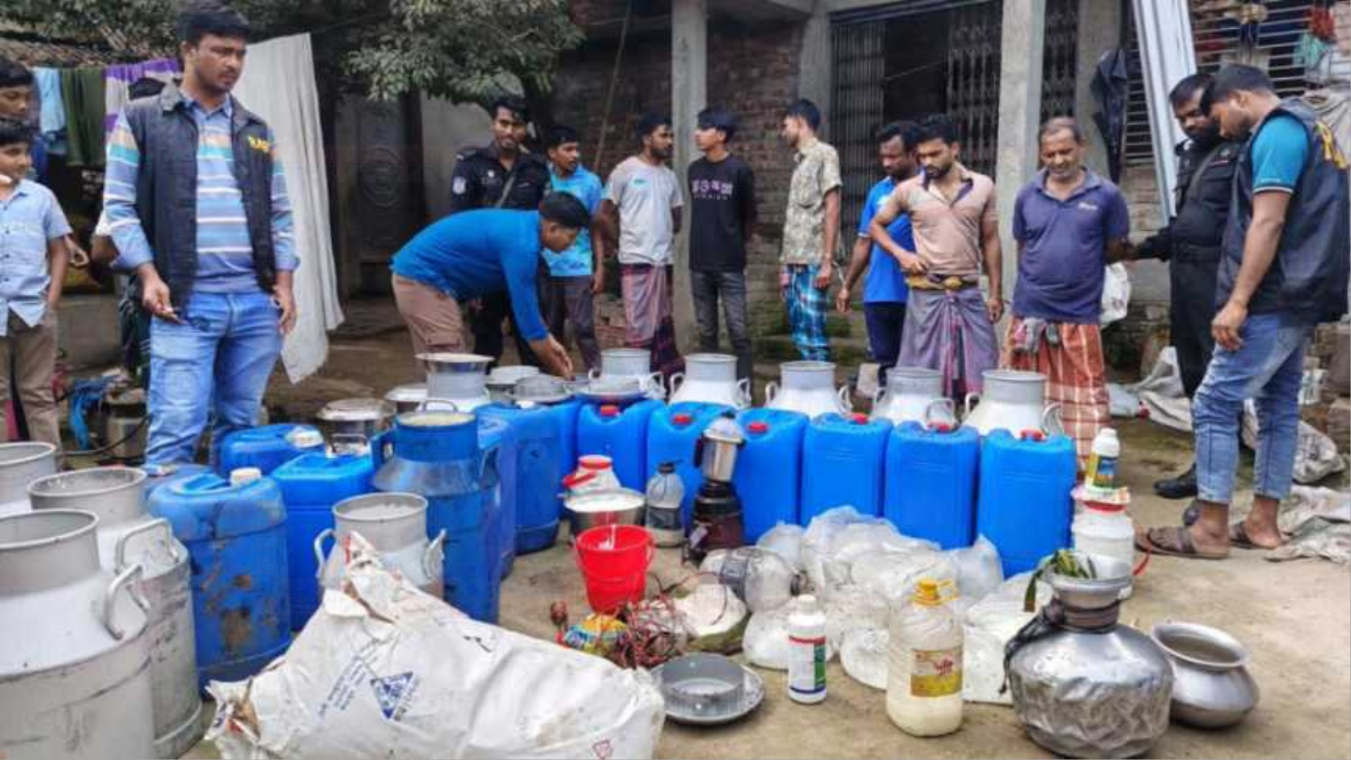 সয়াবিন তেল ও সোডা দিয়ে তৈরি হচ্ছিল দুধ, ৬ জনকে কারাদণ্ড