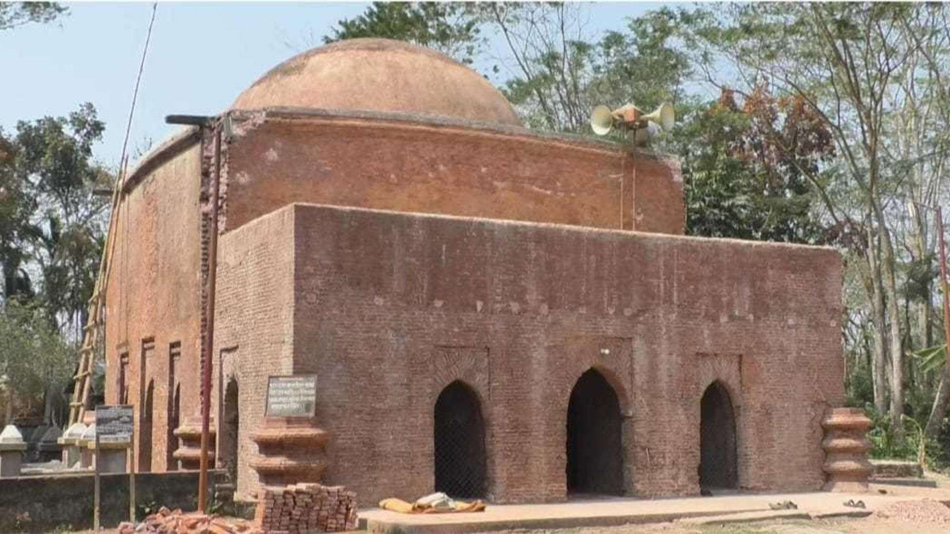 সংস্কারের অভাবে ধ্বংসের পথে সাড়ে ৫০০ বছরের মজিদবাড়িয়া শাহী মসজিদ