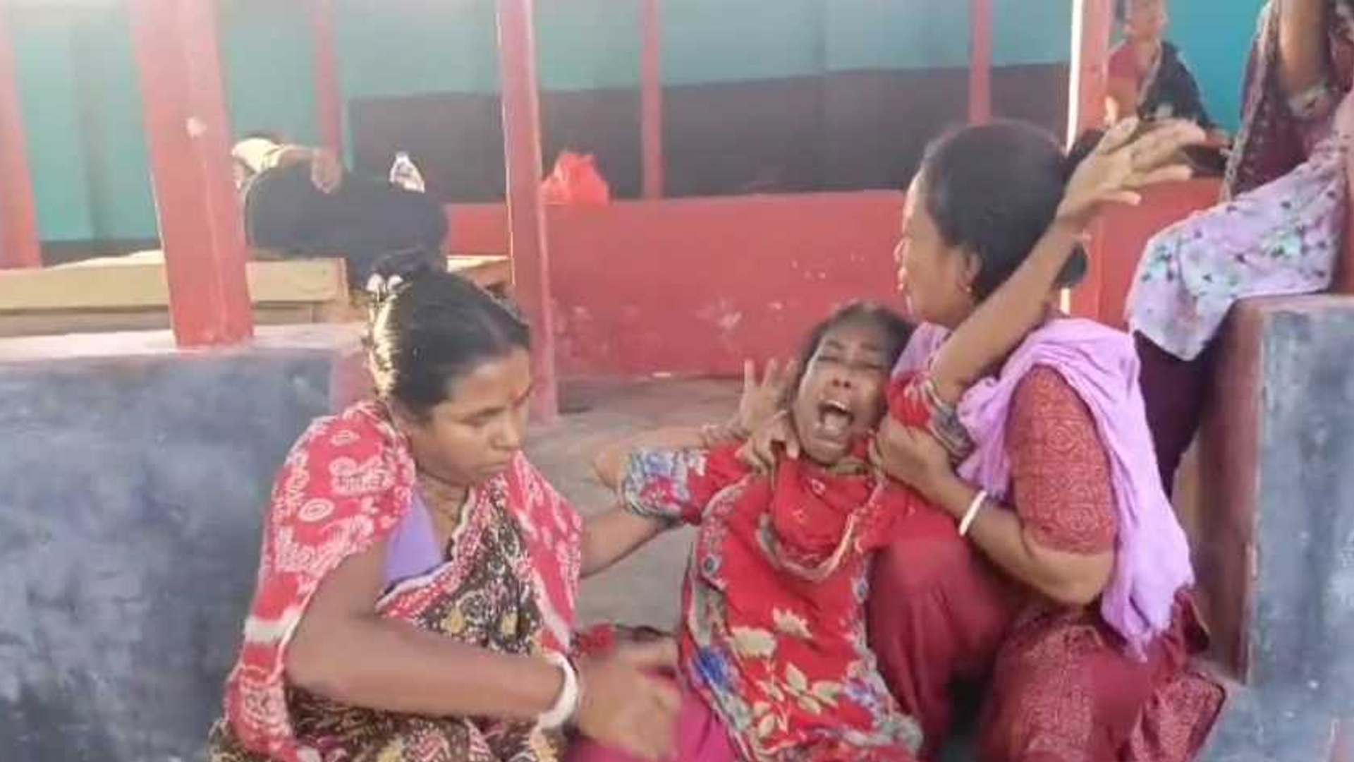 বালিশচাপা দিয়ে স্ত্রীকে হত্যা, পরিবারের অভিযোগ ‘পরকীয়া’