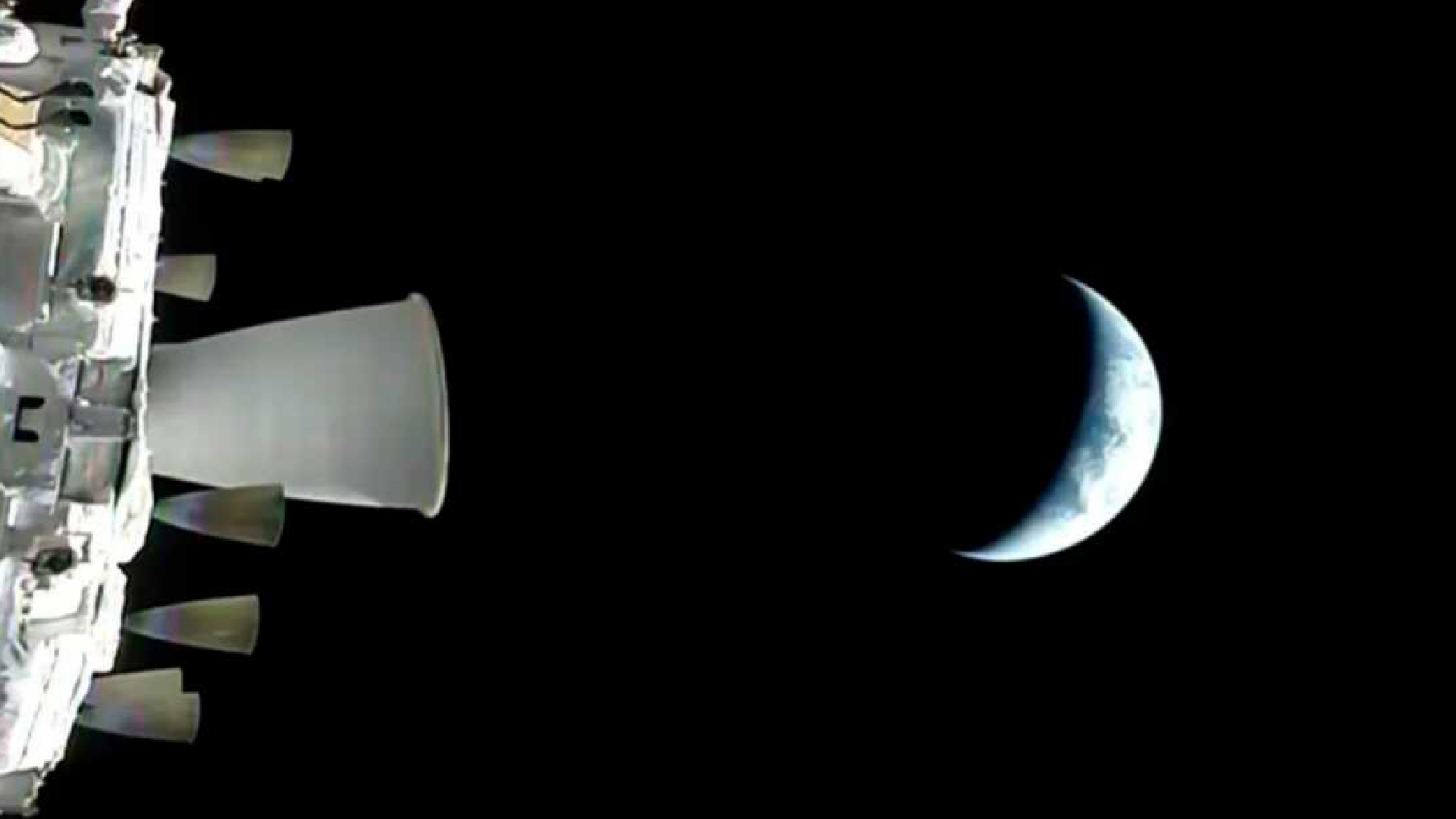 আর্টেমিস-২ নভোচারীরা পৃথিবীর কক্ষপথ ছেড়ে এখন চাঁদের পথে