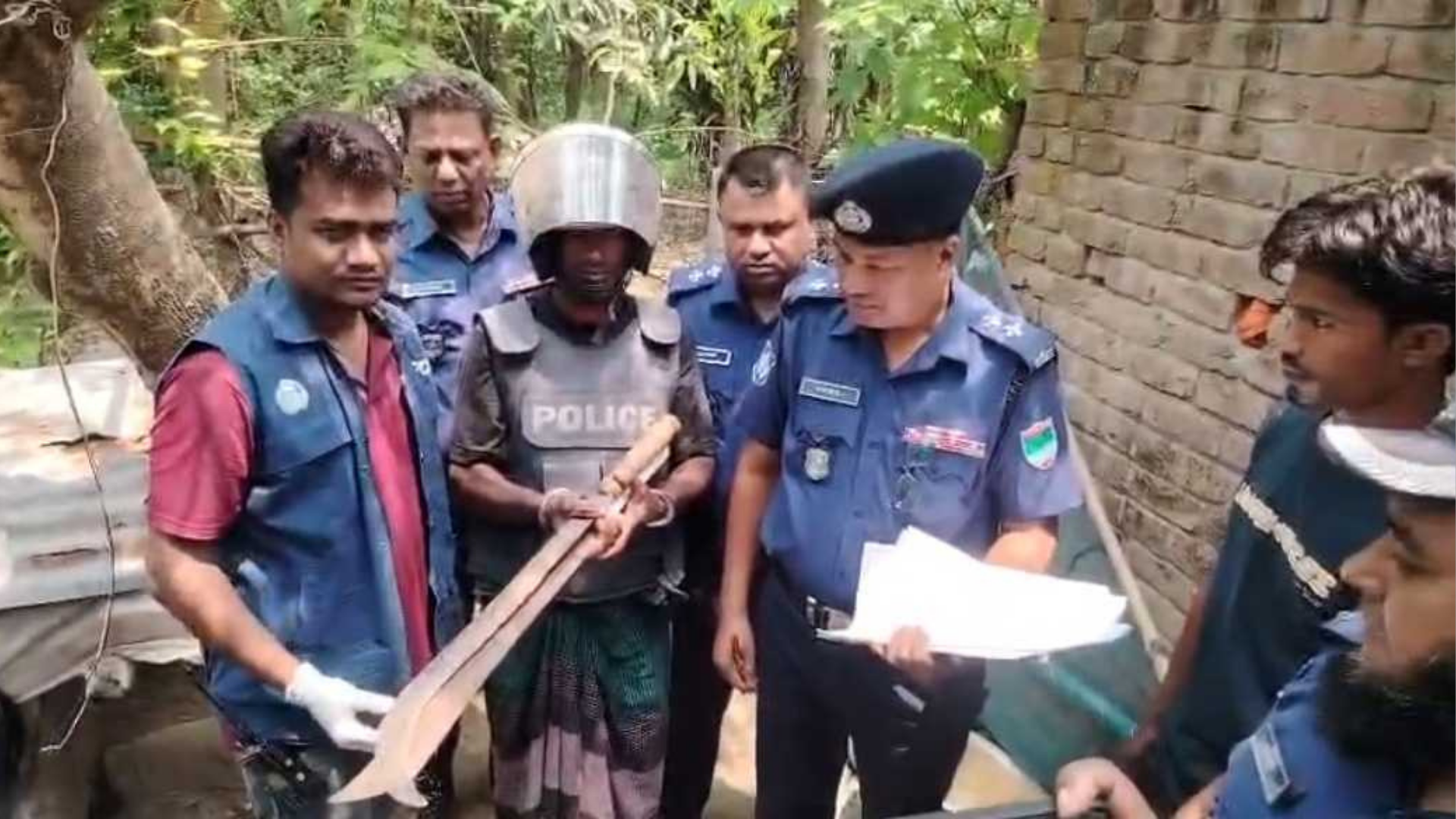 খালাতো ভাইকে হত্যা করে পলাতক আসামি রক্তাক্ত রামদাসহ গ্রেফতার
