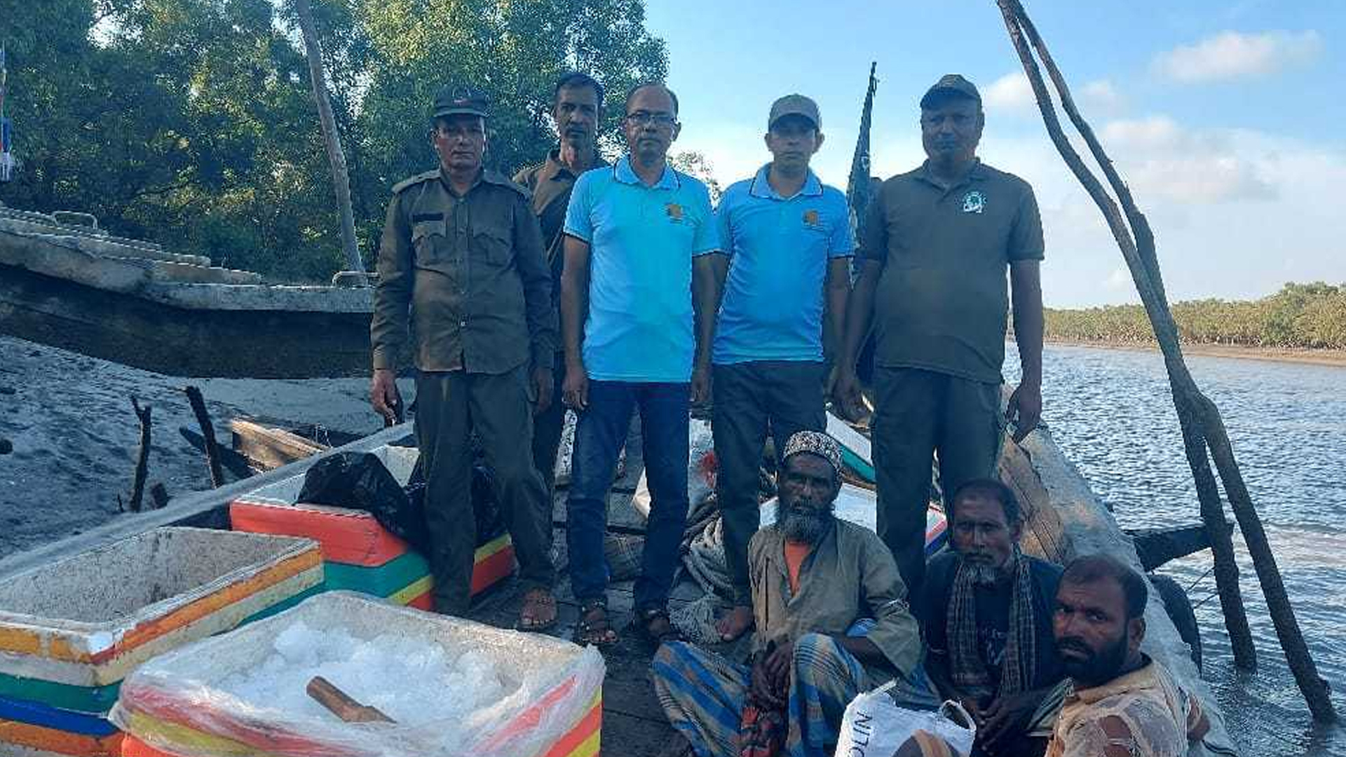 সুন্দরবনে অবৈধভাবে মাছ শিকার, ট্রলারসহ ৩ জেলে আটক