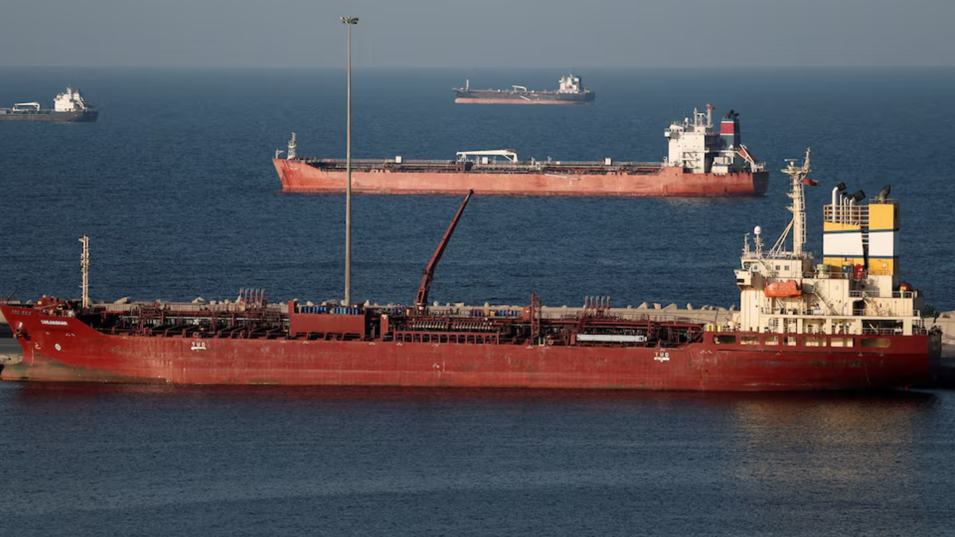 হুতি আতঙ্কে পণ্যবাহী জাহাজ চলাচলে সতর্কতা!