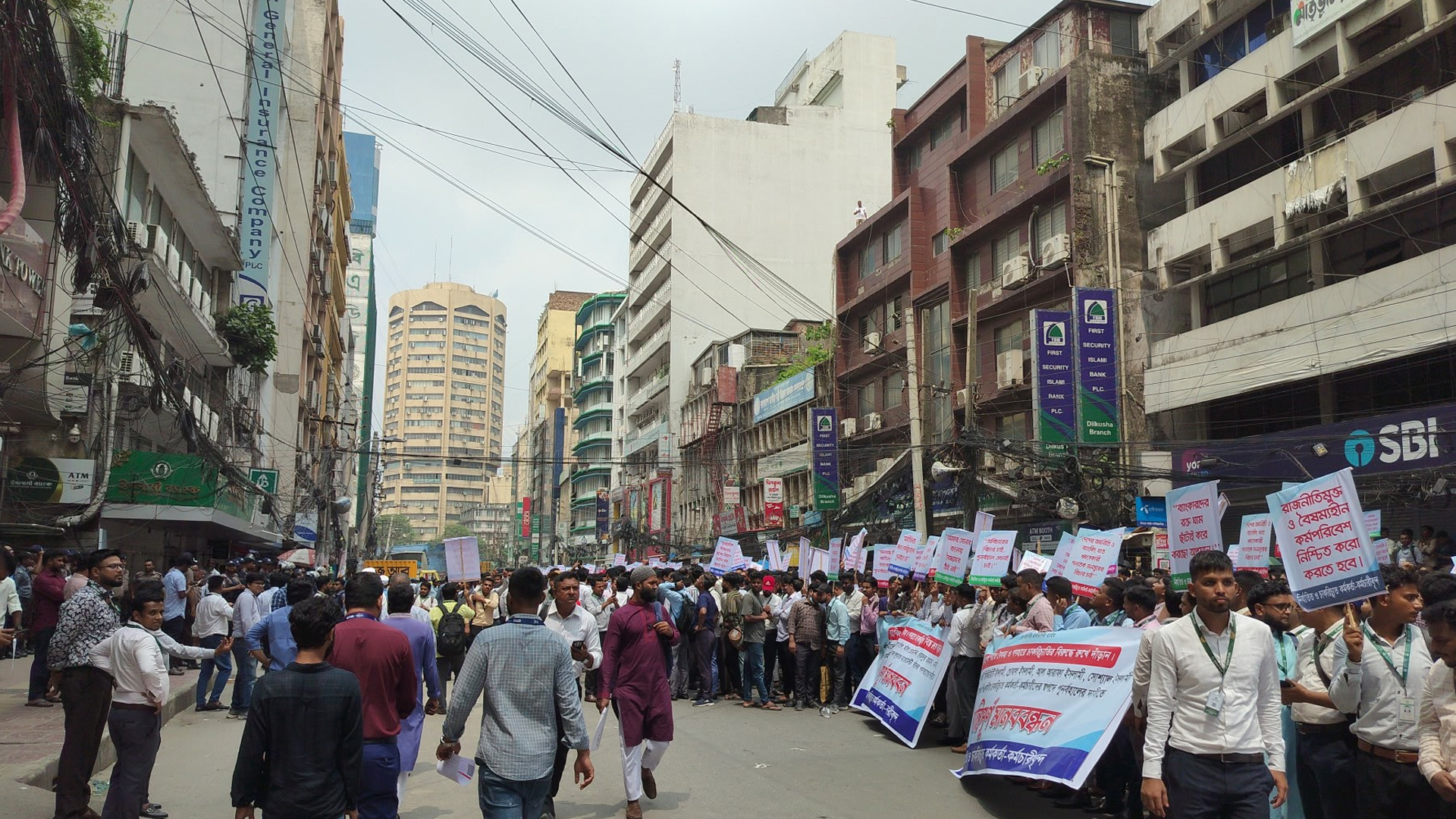 শরিয়াহভিত্তিক ৬ ব্যাংকের চাকরিচ্যুতদের ১৫ দিনের আলটিমেটাম