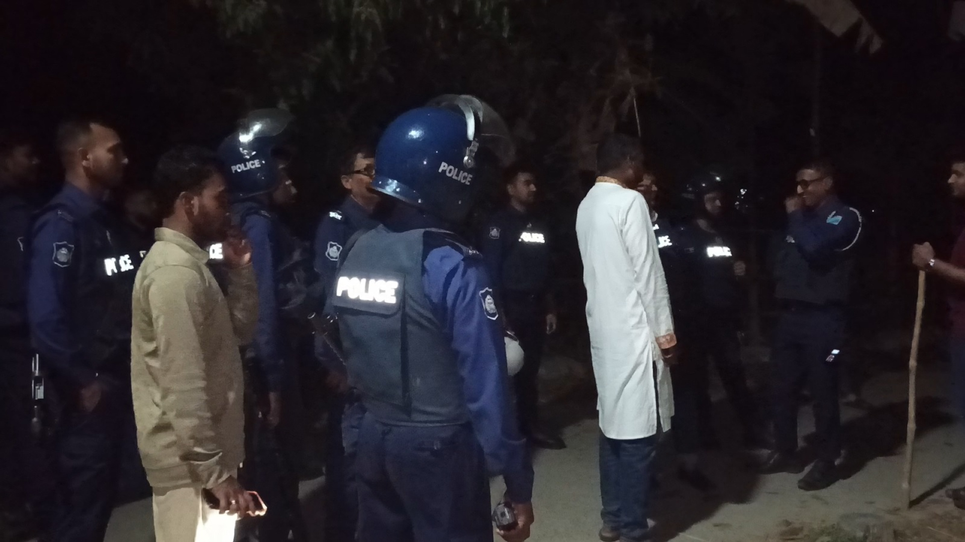 মাদারীপুরে দুপক্ষের সংঘর্ষে ককটেল বিস্ফোরণ, আহত ৭