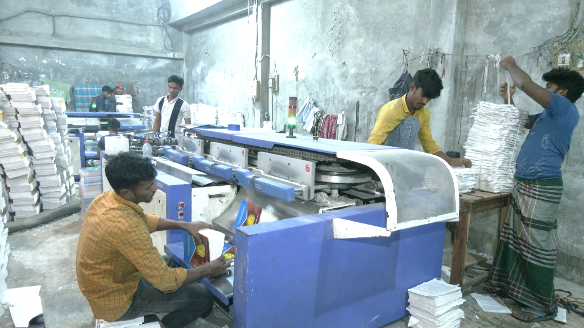 সময় মতো বই পাওয়া নিয়ে শঙ্কায় মাধ্যমিকের শিক্ষার্থীরা