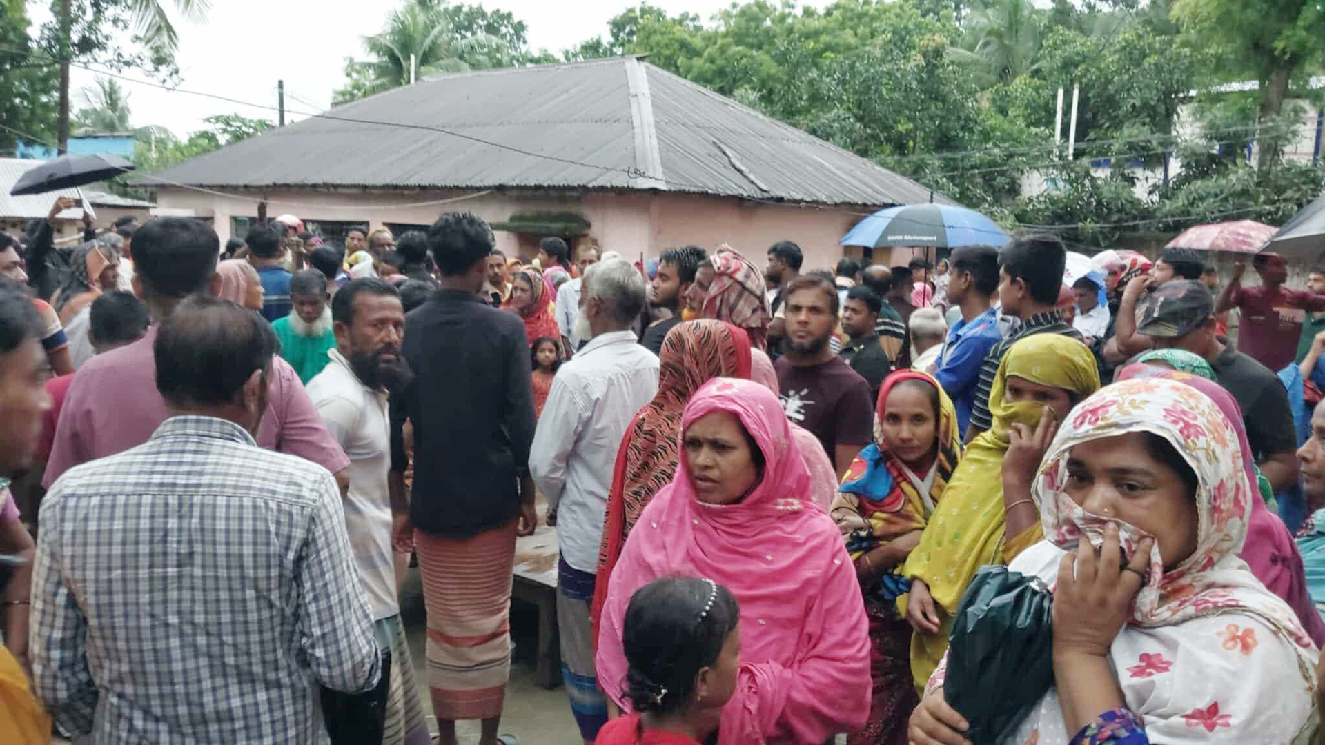 বিদ্যুৎস্পৃষ্ট: স্বামীকে বাঁচাতে গিয়ে প্রাণ গেল স্ত্রীরও