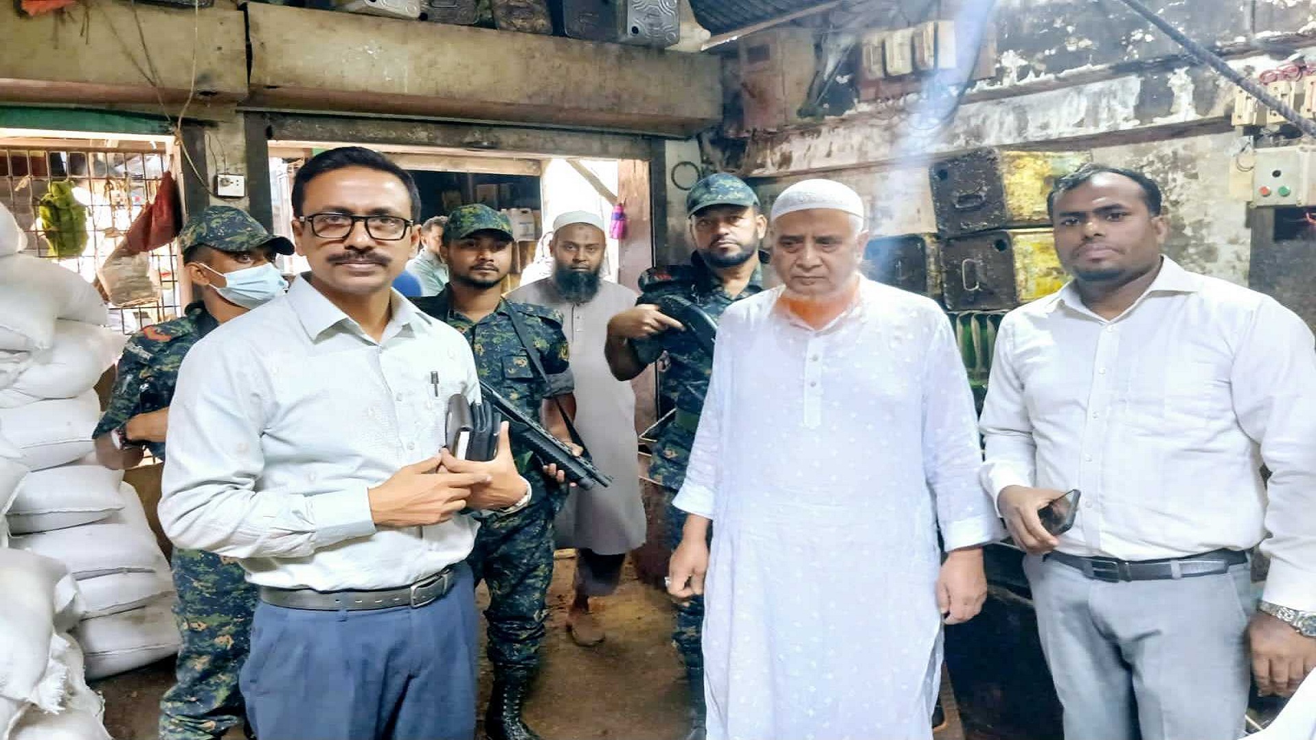 ব্রাহ্মণবাড়িয়ায় অস্বাস্থ্যকর পরিবেশে তেল উৎপাদন করায় জরিমানা