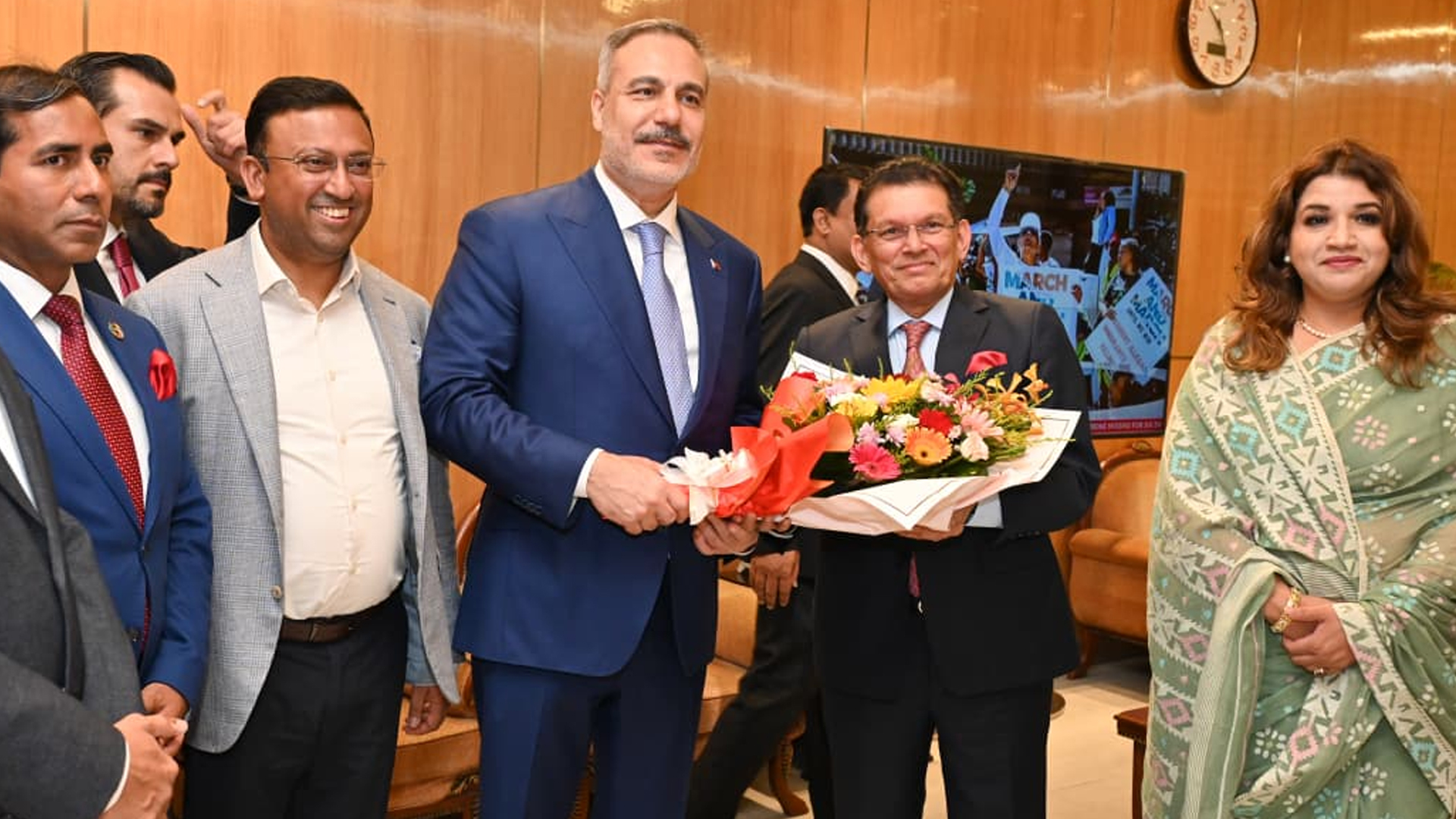 হাকান ফিদানকে বিমানবন্দরে স্বাগত জানান পররাষ্ট্রমন্ত্রী ড. খলিলুর রহমান, প্রতিমন্ত্রী শামা ওবায়েদ এবং উপদেষ্টা হুমায়ুন কবির।