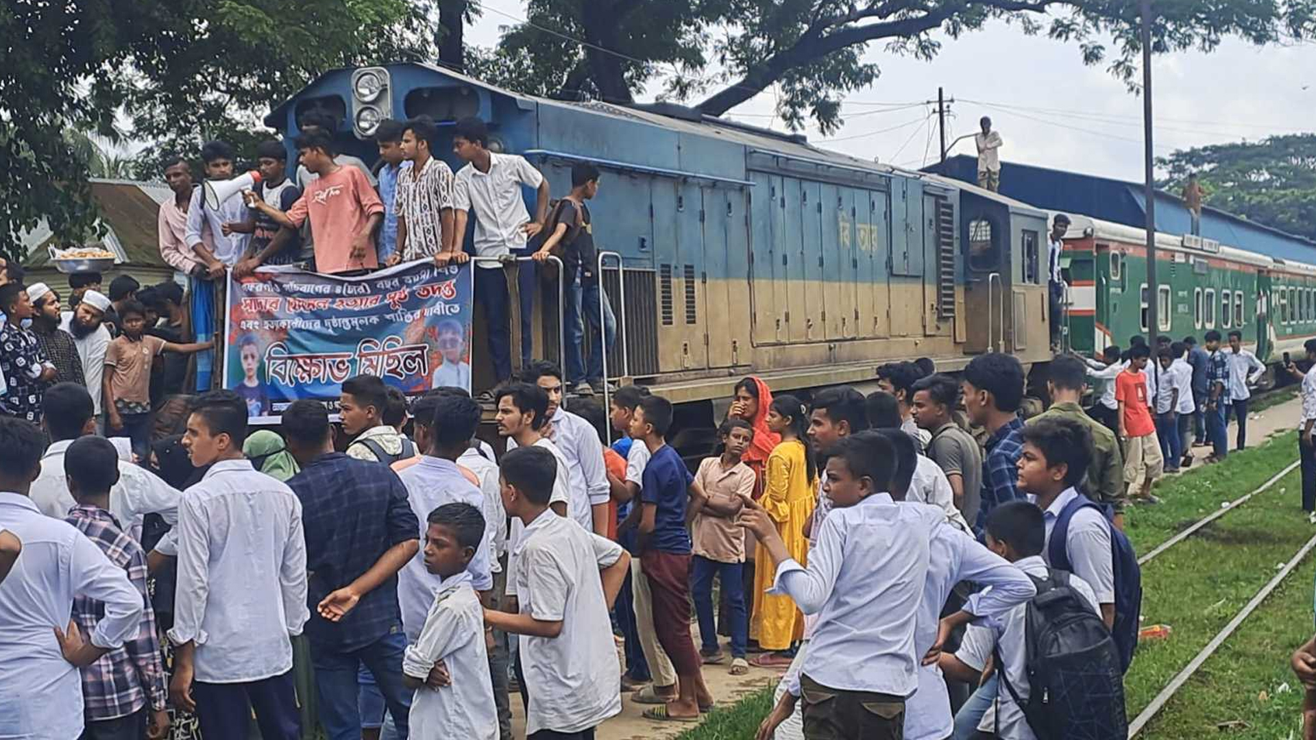 শিশু সাদাব হত্যার বিচারের দাবিতে রেলপথ অবরোধ, আড়াই ঘণ্টা বন্ধ থাকে ট্রেন চলাচল