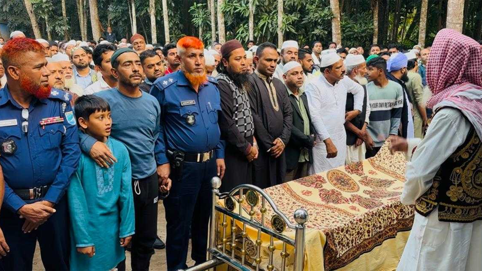 প্যারোলে মুক্তি পেয়ে মায়ের জানাজায় অংশ নিলেন সাবেক মেয়র মাহফুজ