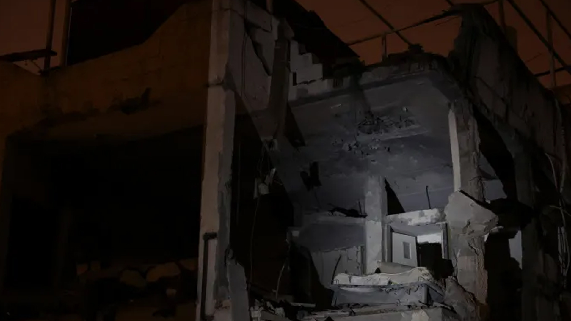 ইরানের ক্ষেপণাস্ত্র হামলায় ইসরাইলে ব্যাপক ক্ষয়ক্ষতি, বিদ্যুৎ বিভ্রাট