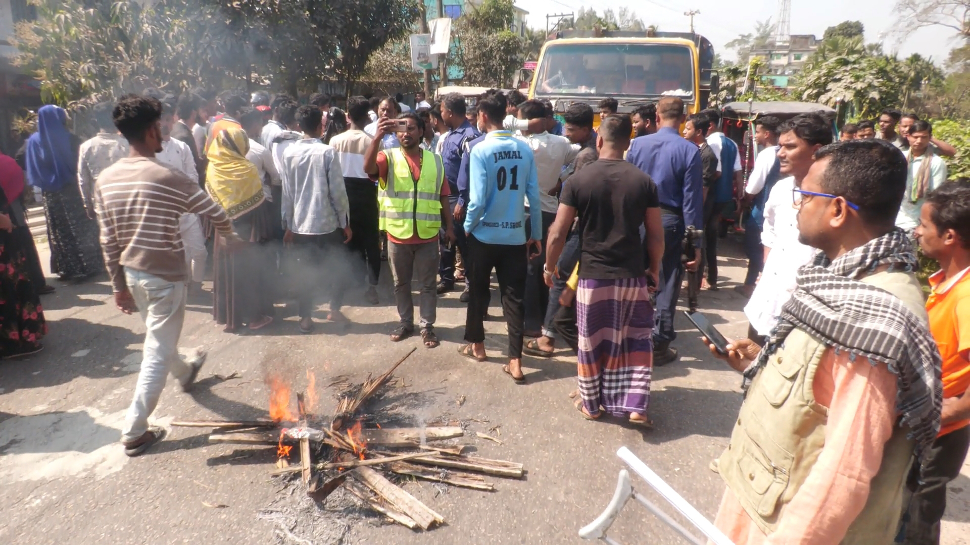 লক্ষ্মীপুরে সড়ক অবরোধ করে শ্রমিক বিক্ষোভ, চরম দুর্ভোগ