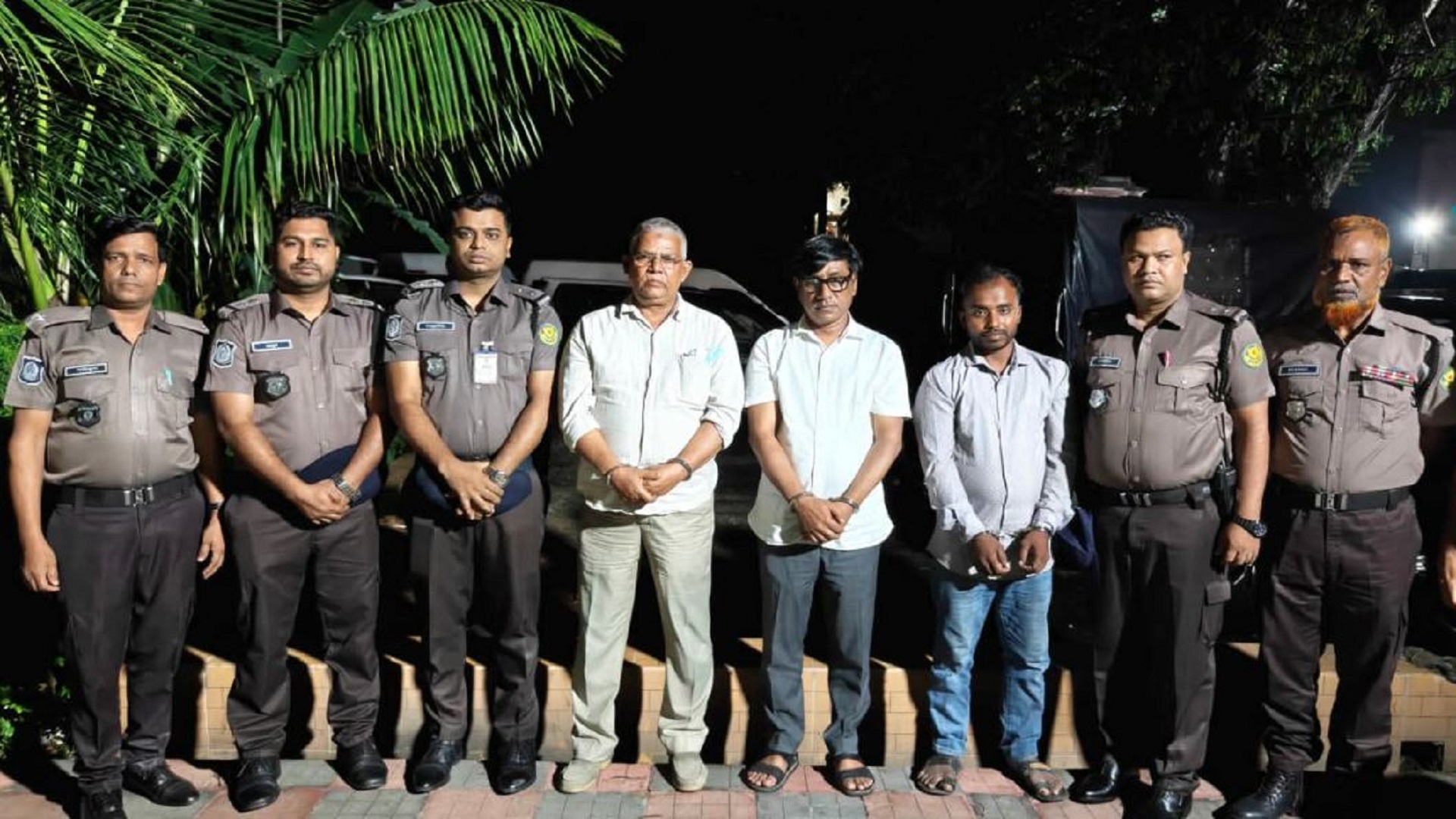 ৫ লাখ টাকায় চুক্তি, বোরকা পরে প্রাথমিক শিক্ষা অধিদফতরে আগুন দেয় পরিচ্ছন্নতাকর্মী
