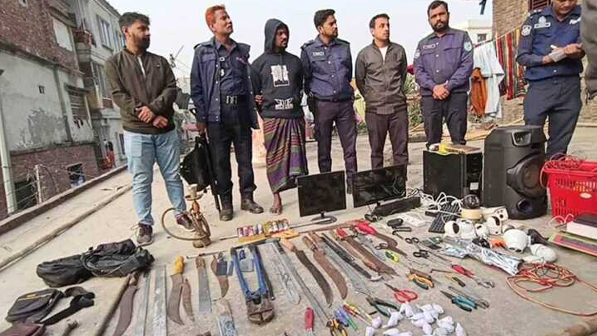 নারায়ণগঞ্জে বিপুল সংখ্যক দেশীয় অস্ত্রসহ ‘ফাইটার মনির’ গ্রেফতার