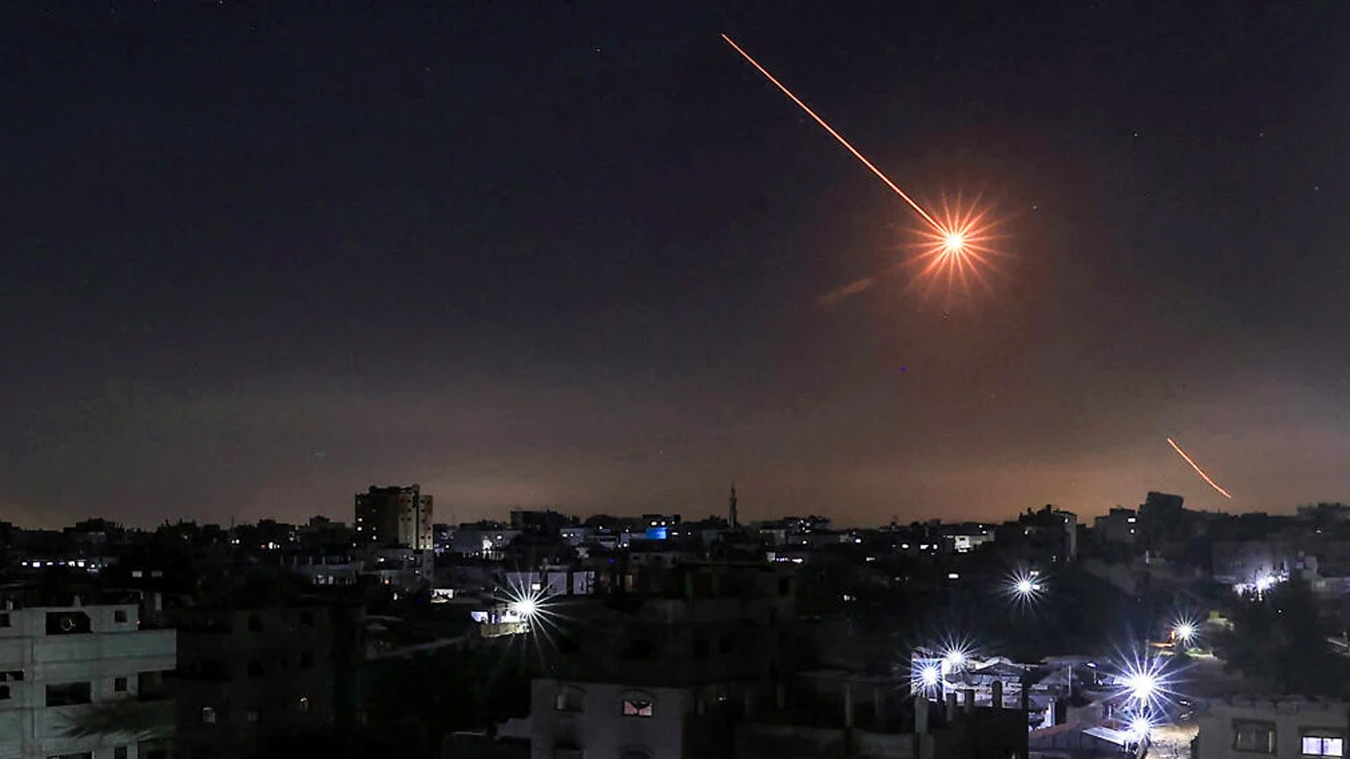 ইসরাইলের সামরিক ঘাঁটিতে রকেট ছুড়ল হিজবুল্লাহ