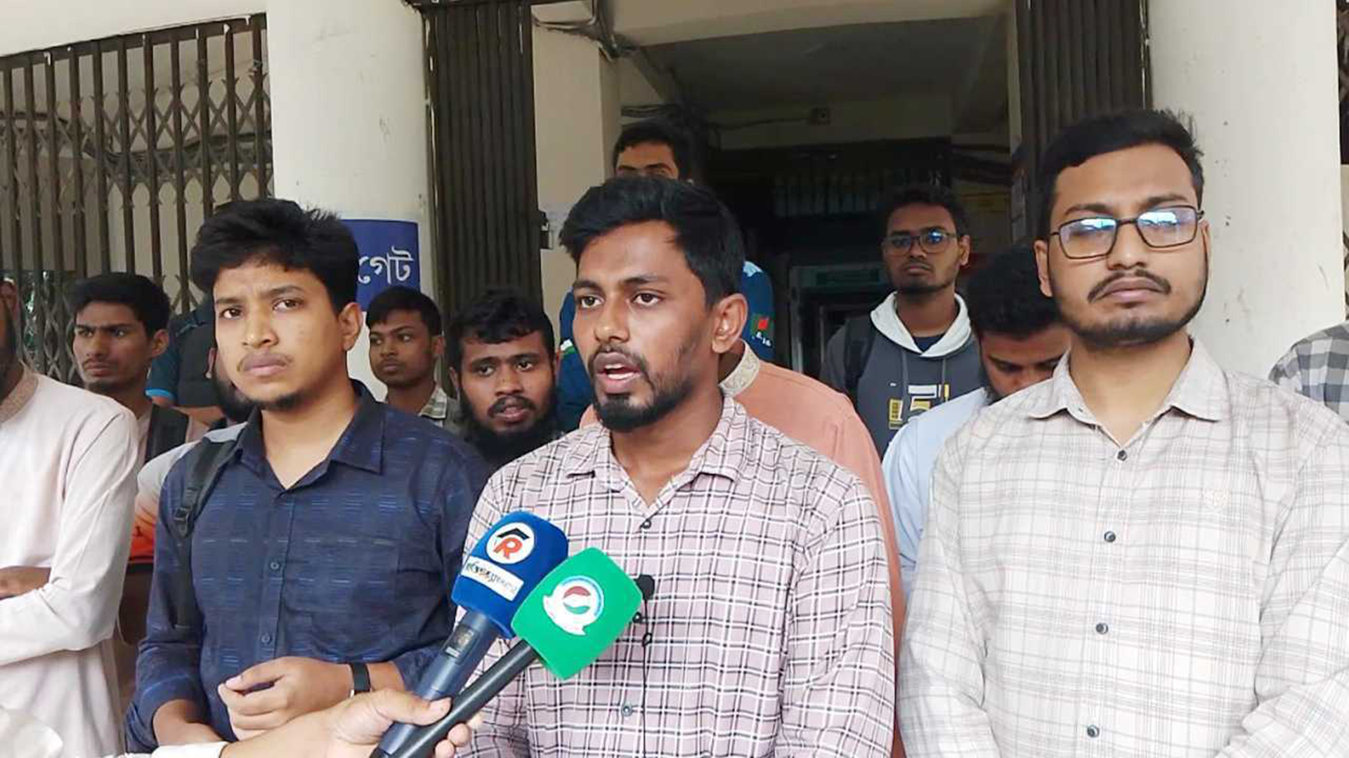 ২৪ ঘণ্টার মধ্যে ব্রাকসুর তফসিল দাবি শিক্ষার্থীদের