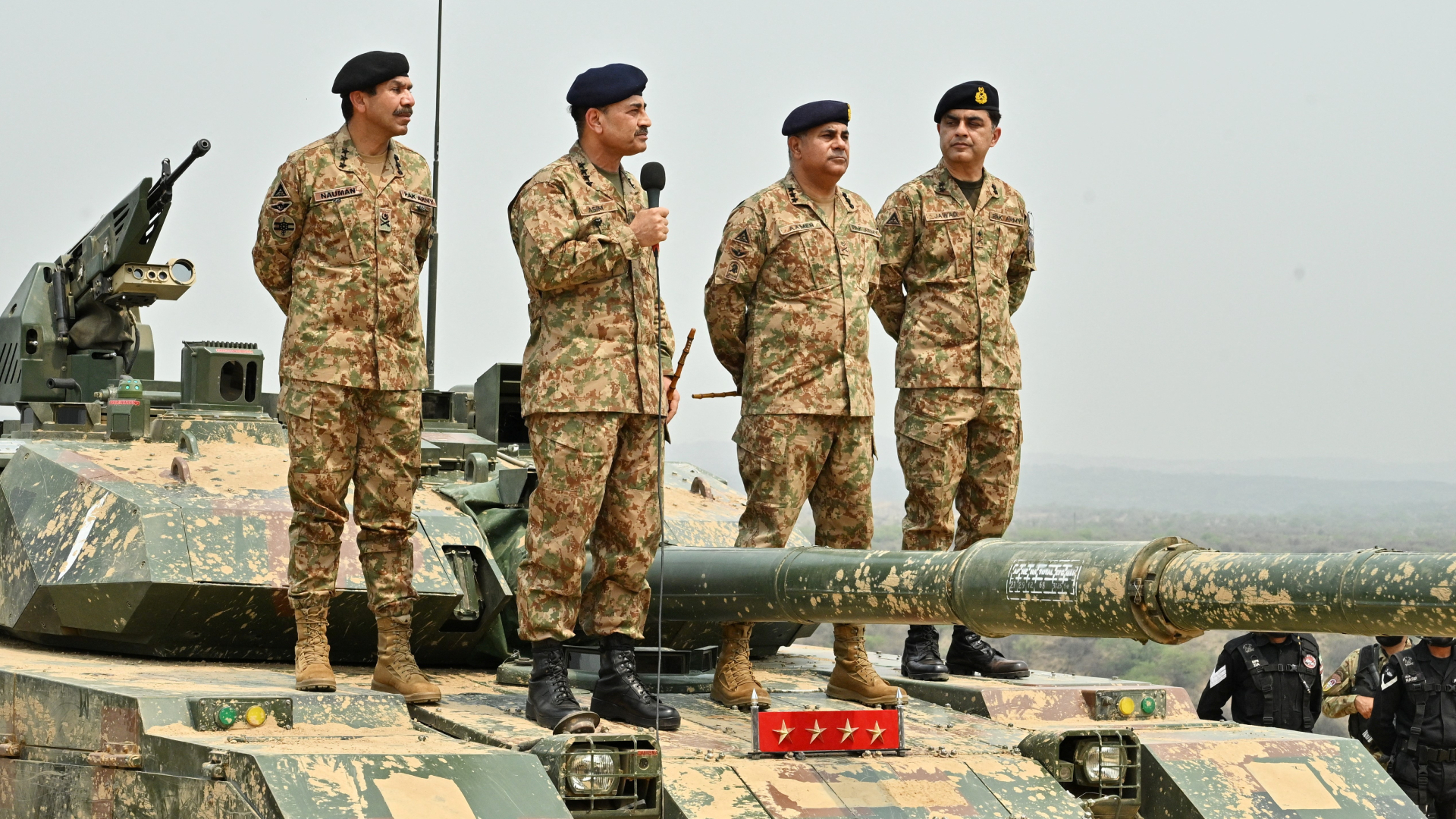 yalangoch ichki kiyimdagi sariq