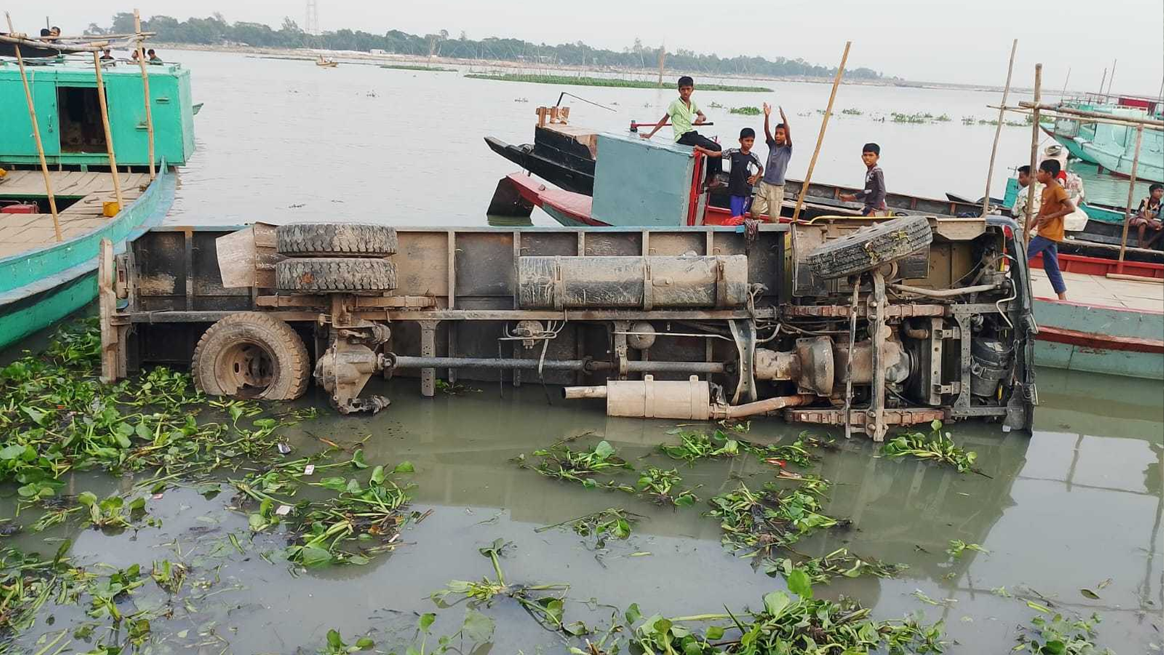ফেরিতে উঠার সময় ট্রাক ‍উল্টে নিহত পথচারী