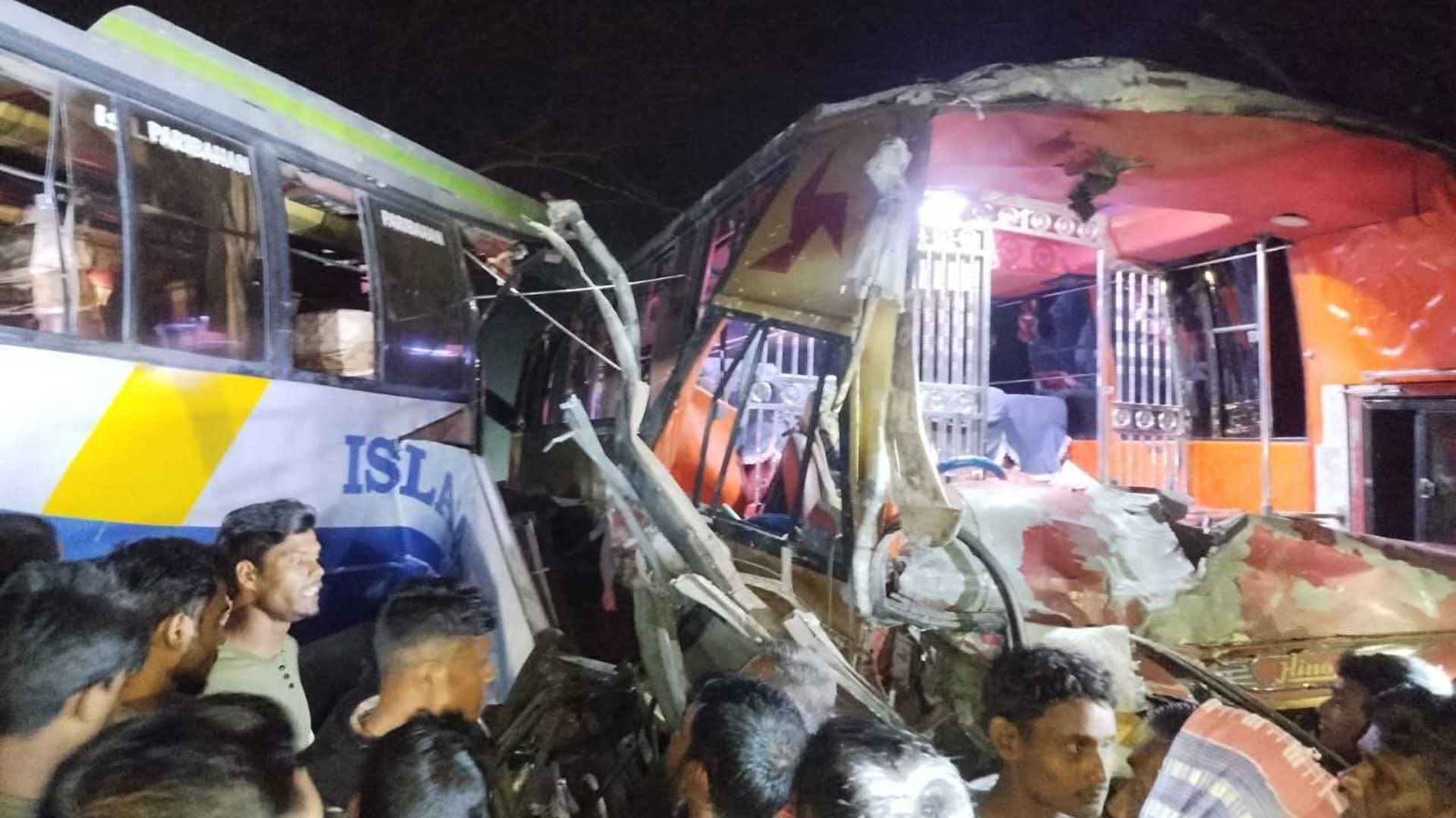 ঢাকা-বরিশাল মহাসড়কে দুই বাসের সংঘর্ষে নিহত ১, আহত ২০