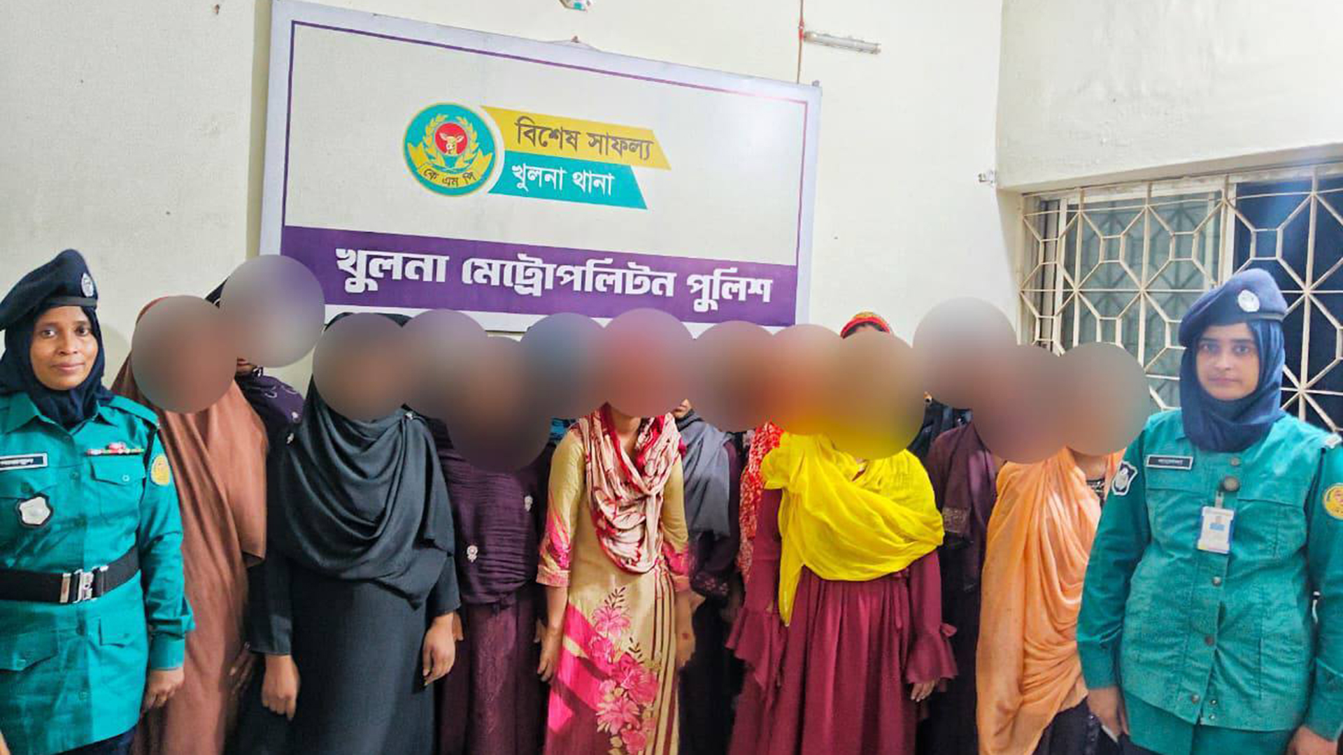 খুলনার সদরে অসামাজিক কার্যক্রমের অভিযোগে ২০ তরুণ-তরুণীকে গ্রেফতার করেছে পুলিশ। ছবি: সময় সংবাদ