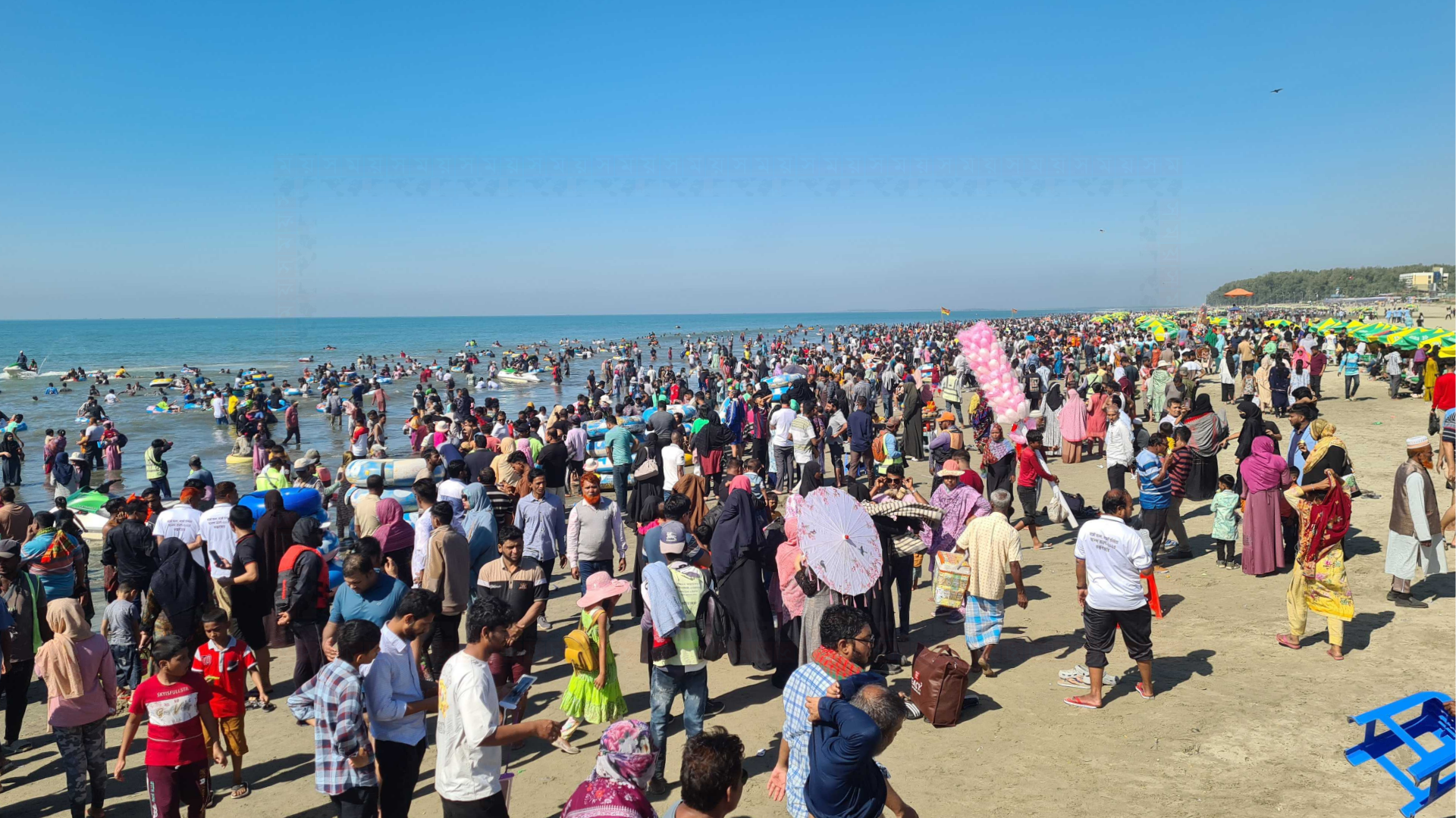 ছুটির দিনে পর্যটকে টইটম্বুর কক্সবাজার সৈকত, ব্যবসায়ীদের স্বস্তি