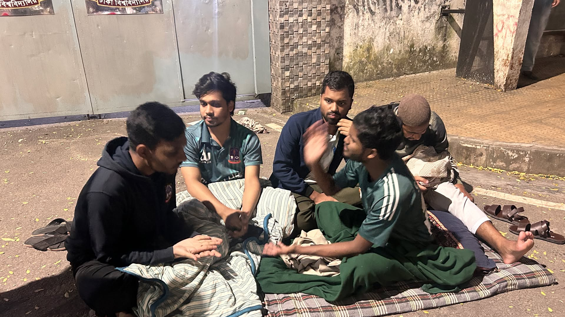 ভিসির বাসভবনের সামনে ঢাবি শিক্ষার্থীদের রাতভর অবস্থান