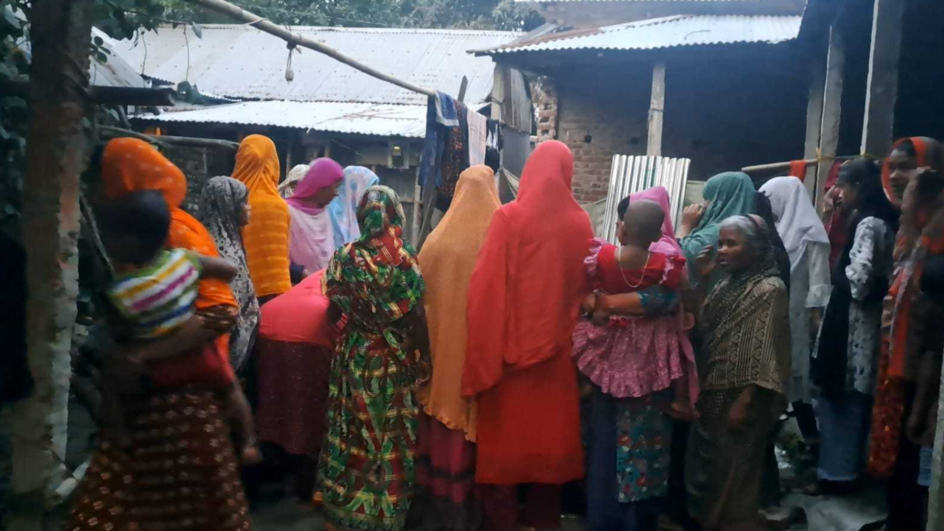 ঘরের বেড়া মেরামত করতে গিয়ে বিদ্যুৎস্পৃষ্টে স্কুলছাত্রসহ ২ জনের মৃত্যু, বাঁচাতে গিয়ে আহত একজন