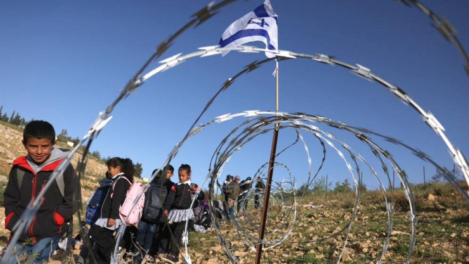 পশ্চিম তীরে ফিলিস্তিনি শিশুদের স্কুলে যাওয়ার পথেও কাঁটাতারের বেড়া!