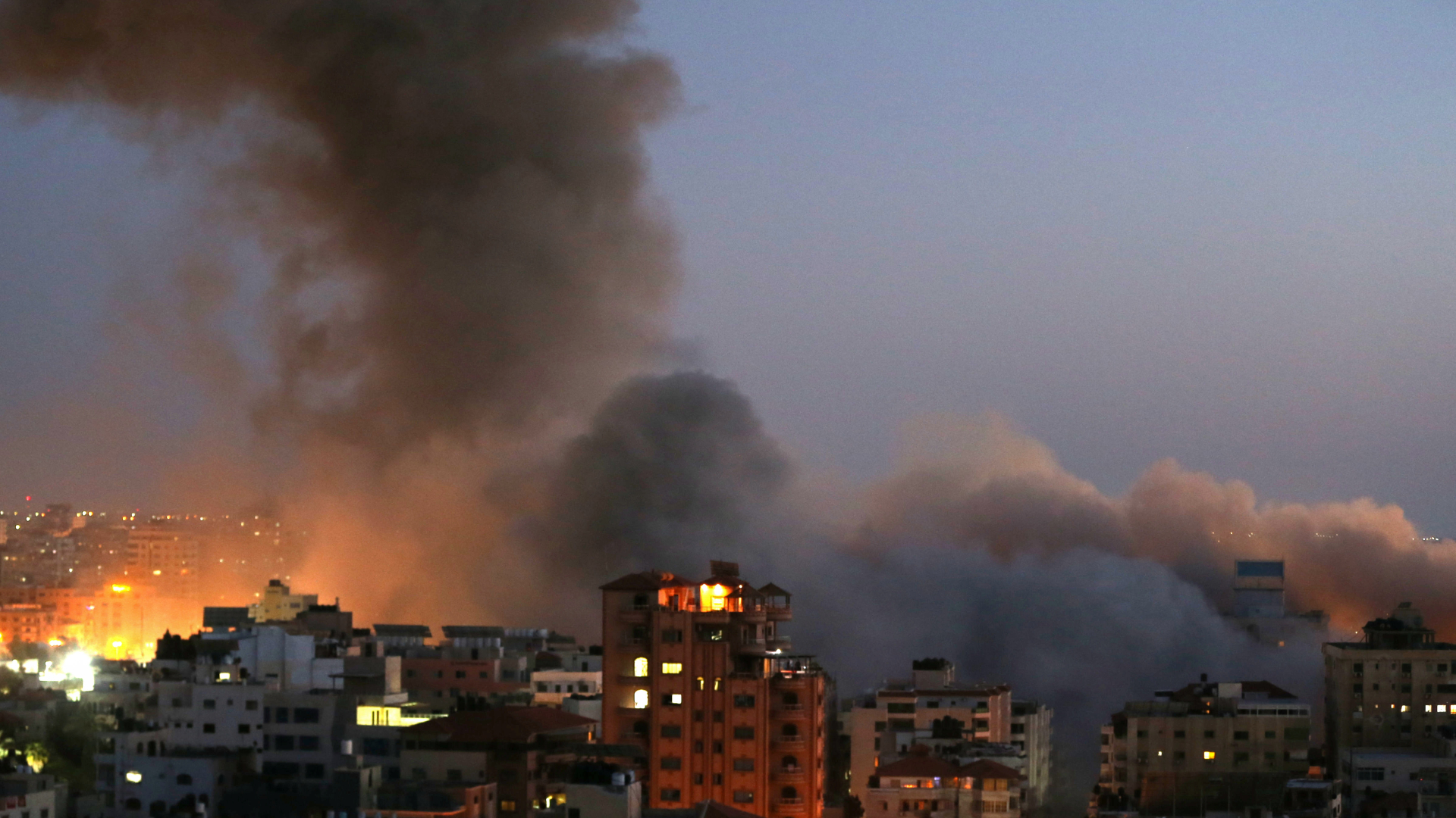 গাজায় ভয়াবহ বিমান হামলা শুরু করল ইসরাইল