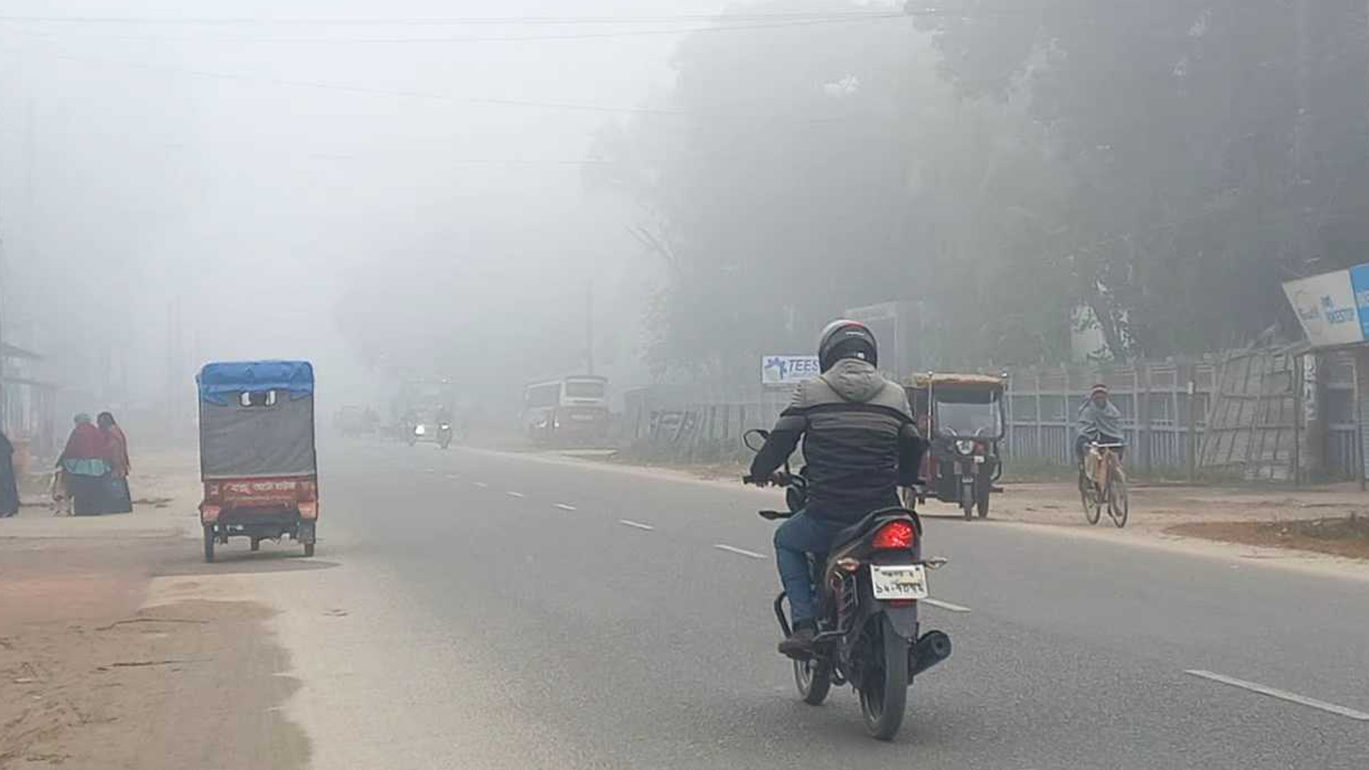 মৃদু শৈত্যপ্রবাহের কবলে পঞ্চগড়, বেলা বাড়লেও ঘন কুয়াশায় আচ্ছন্ন চারপাশ