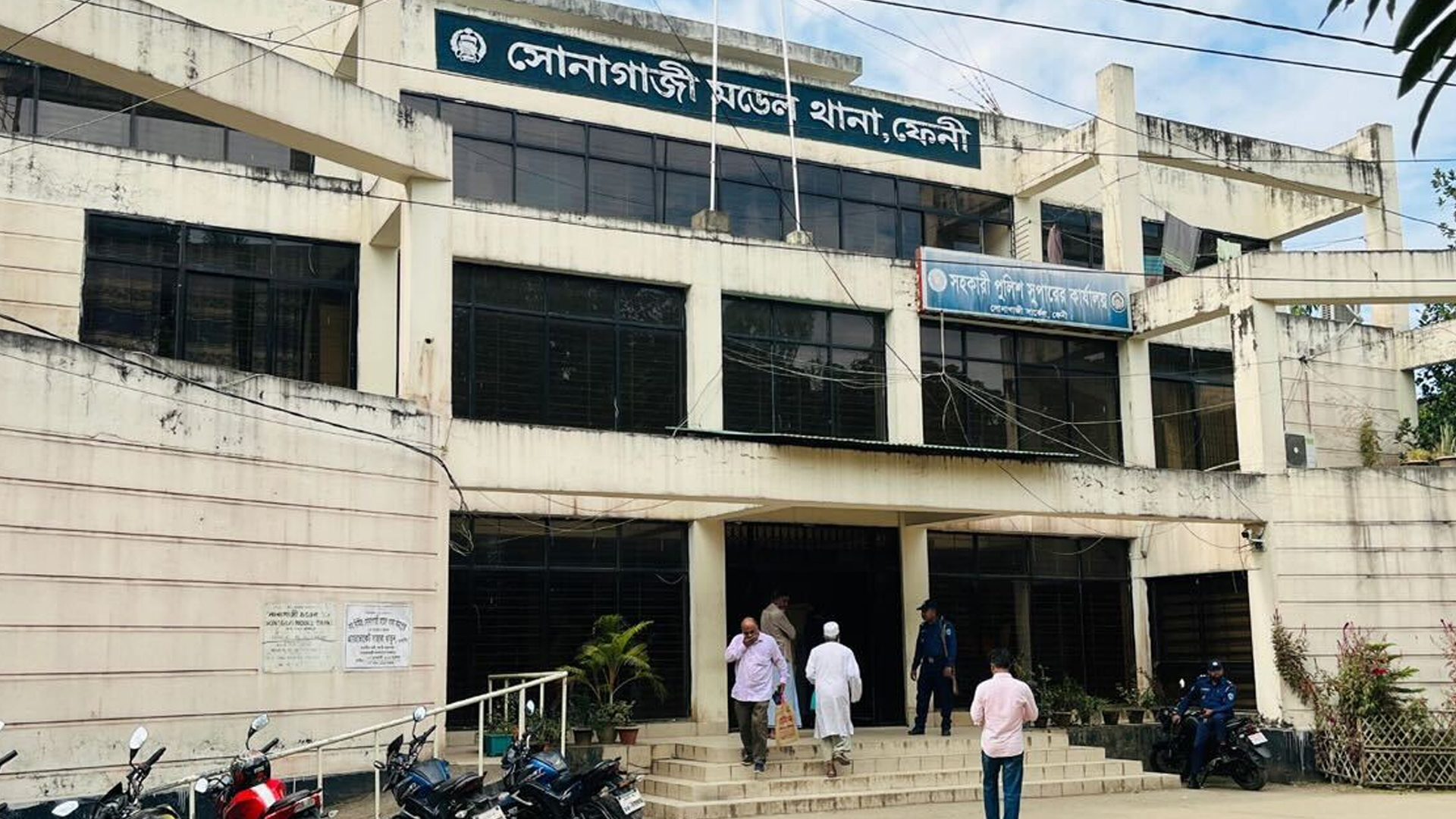 আসামি ধরতে গিয়ে অস্ত্র-ওয়াকিটকি খোঁয়া, বরখাস্ত ৬ পুলিশ সদস্য