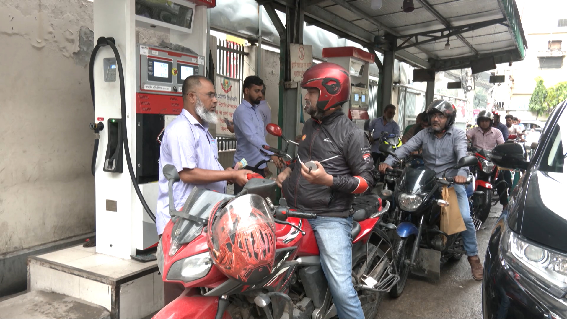 দেশে জ্বালানি তেলের সংকট কাটবে কবে?