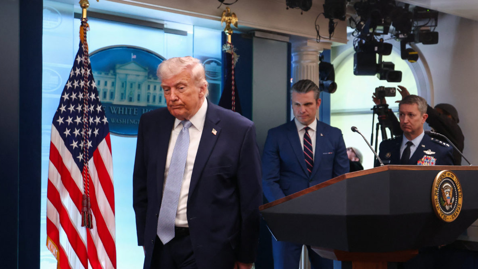 ট্রাম্পকে অপসারণের ডাক: সংবিধানের ২৫তম সংশোধনীর প্রয়োগ চান মার্কিন আইনপ্রণেতারা