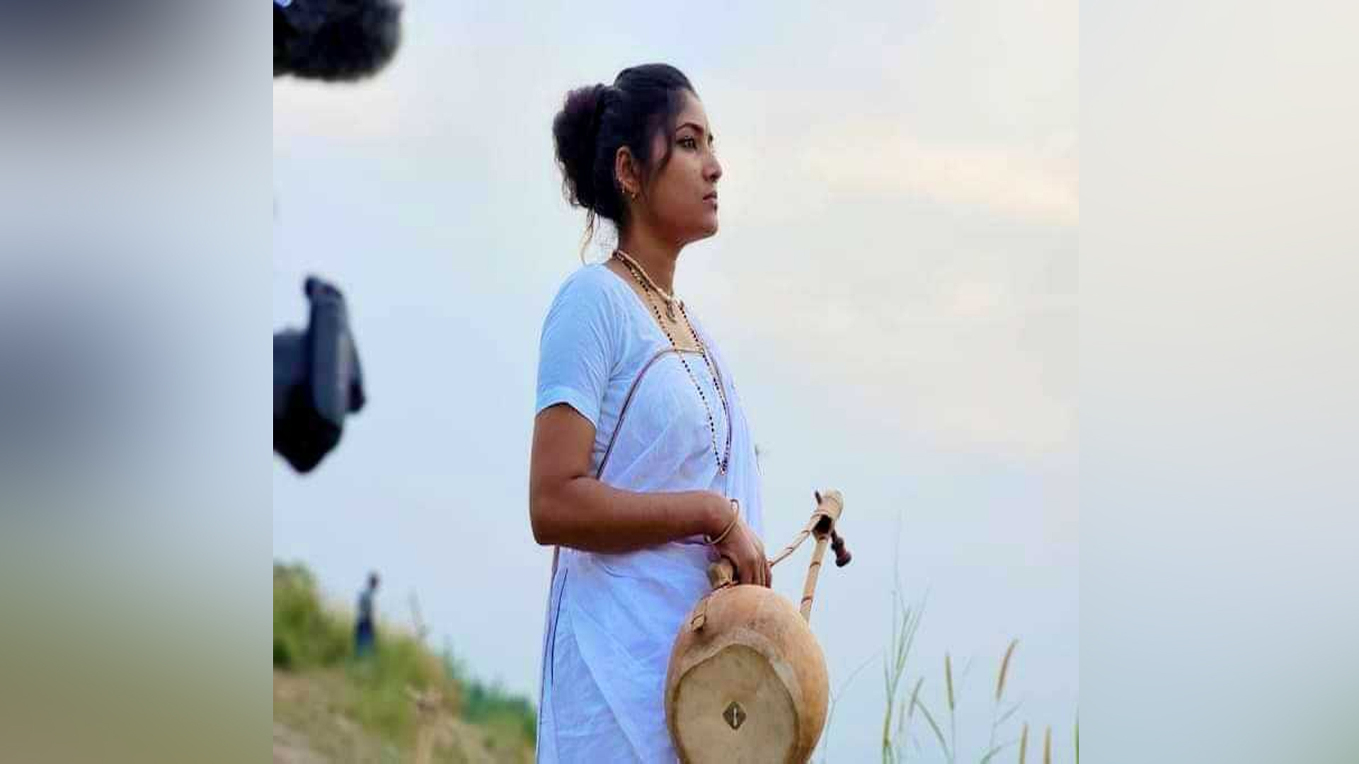 Жігіттердің аяқтарын жалап жатқан суреттері