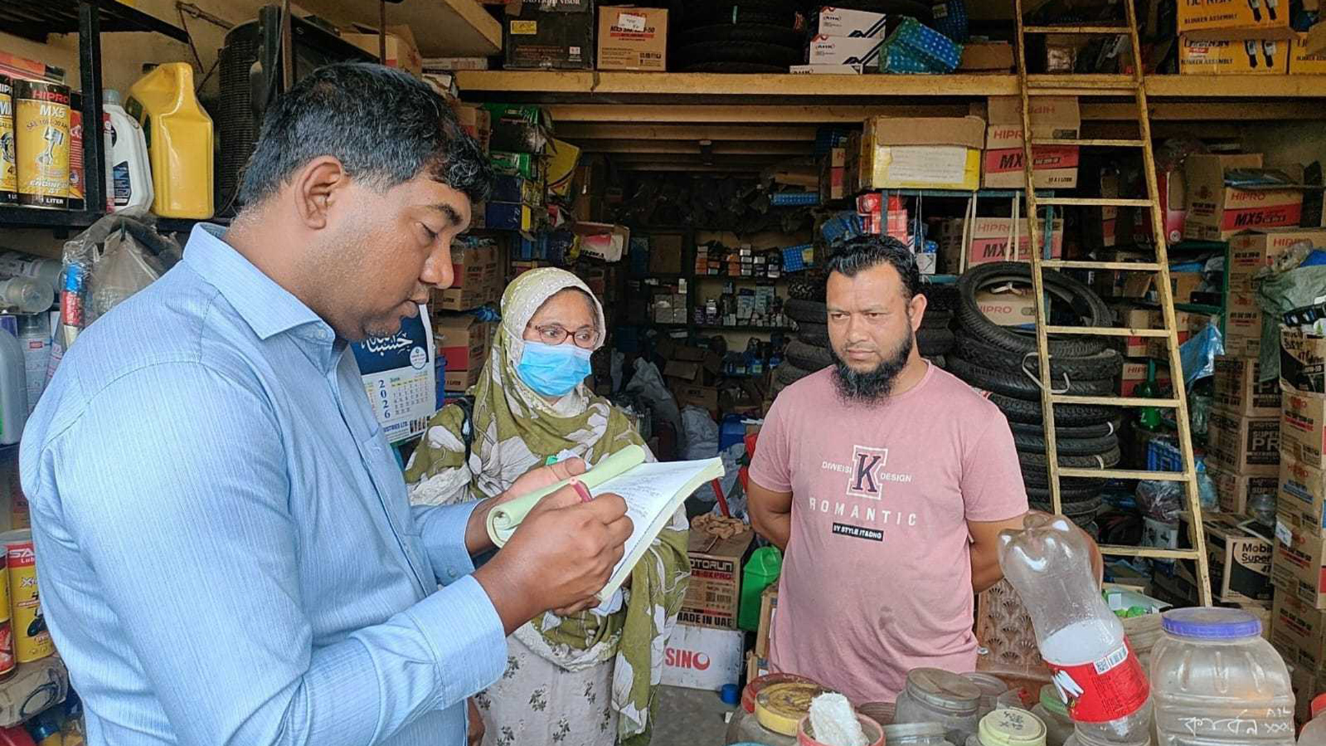 পাম্পের তেল দোকানে লিটারে ২০০ টাকায় বিক্রি, ব্যবসায়ীর জরিমানা