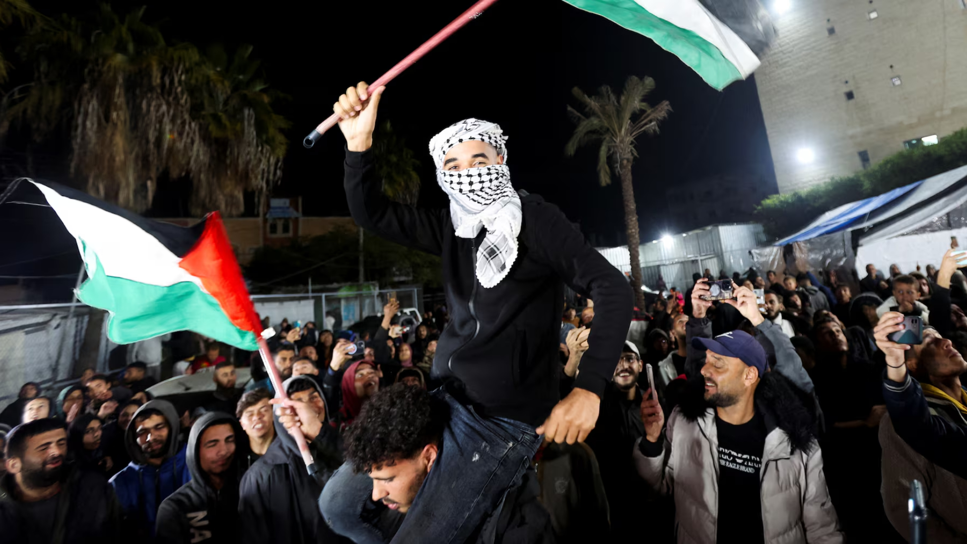 Barmogini uning mushukiga tiqib, uni yalagani porno video