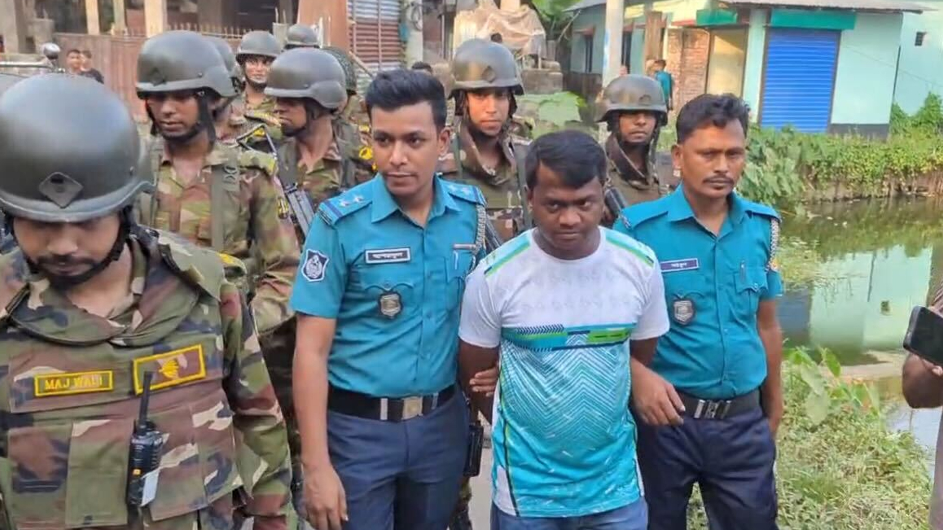 ভুয়া সিল ব্যবহার করে জমির দলিল, যৌথবাহিনীর হাতে ধরা