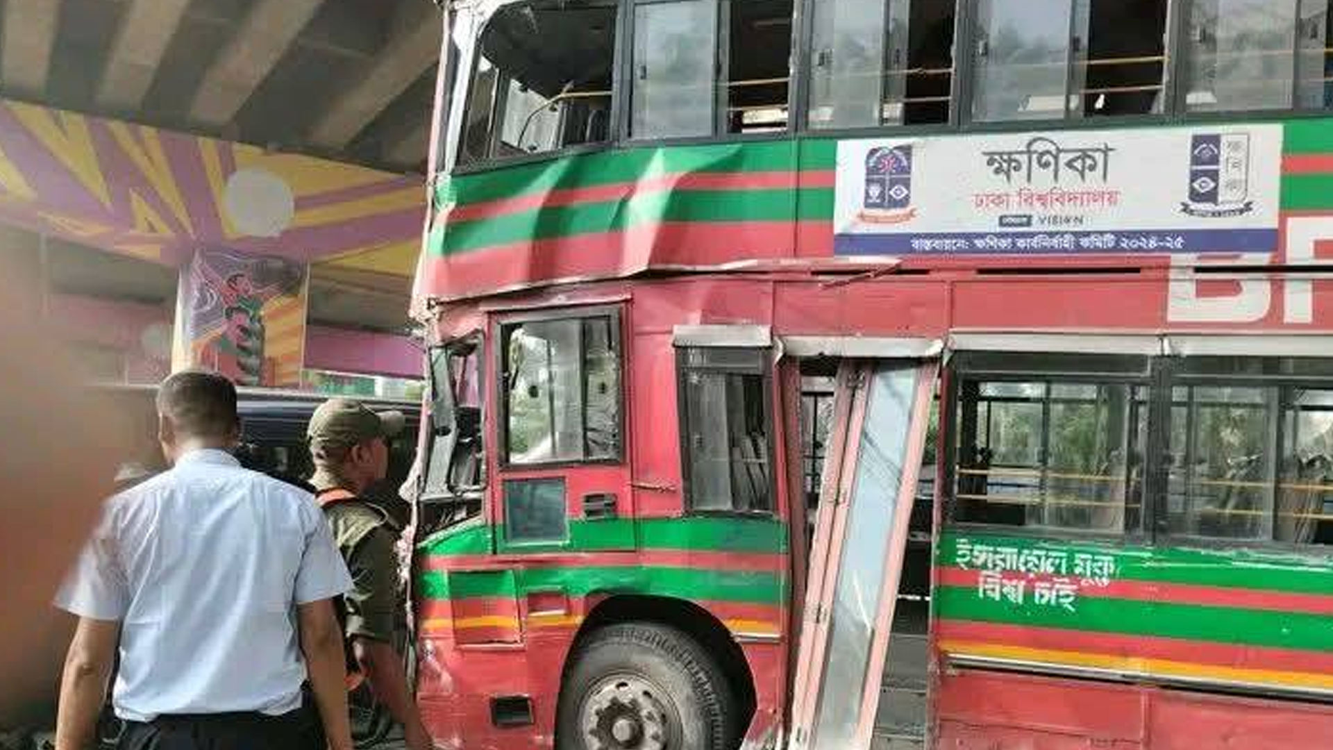 দুর্ঘটনার কবলে ঢাবির বাস, আহত একাধিক শিক্ষার্থী