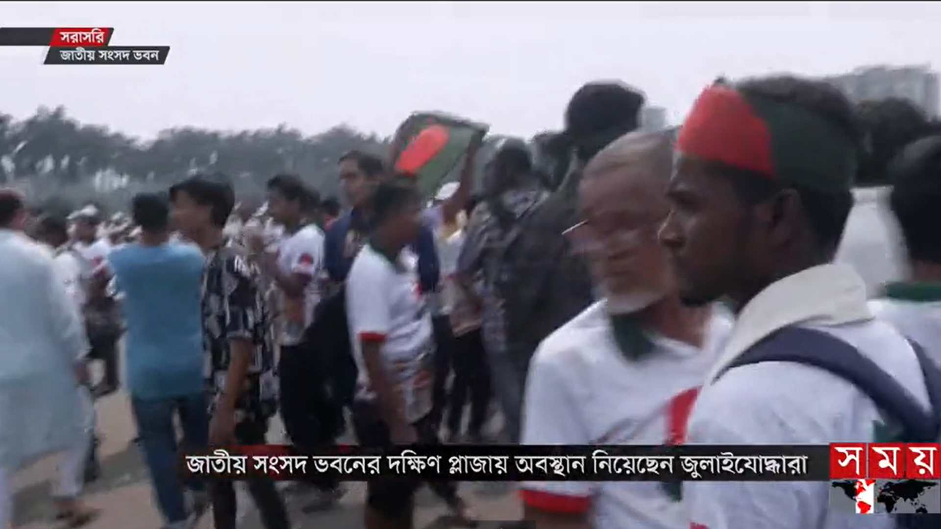 সনদের আইনি ভিত্তির দাবিতে মঞ্চের সামনে জুলাই যোদ্ধাদের অবস্থান