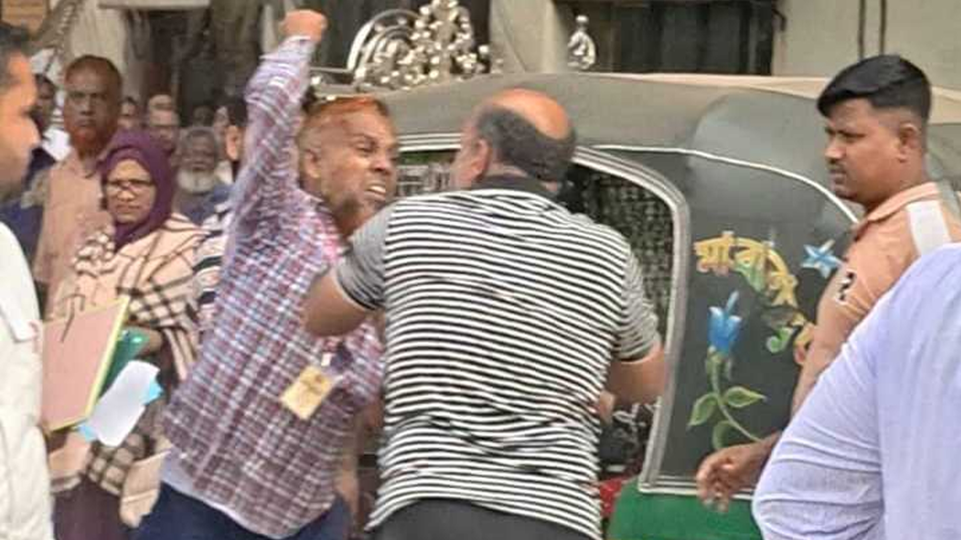 নারায়ণগঞ্জে আদালতপাড়ায় বিচার প্রার্থীকে মারধর, বিএনপি নেতার বিরুদ্ধে অভিযোগ