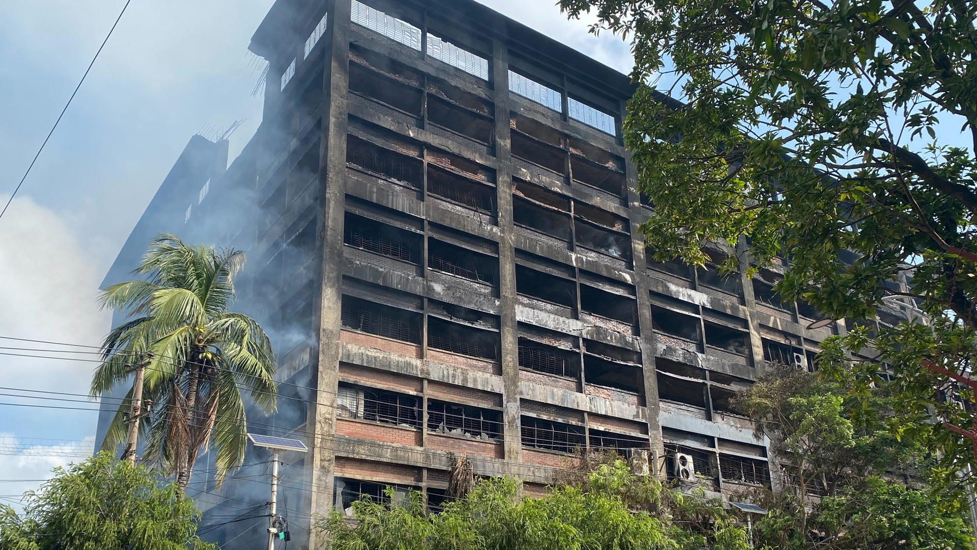 চট্টগ্রাম ইপিজেডে আগুন: ধসে পড়ল ভবনের ছাদ