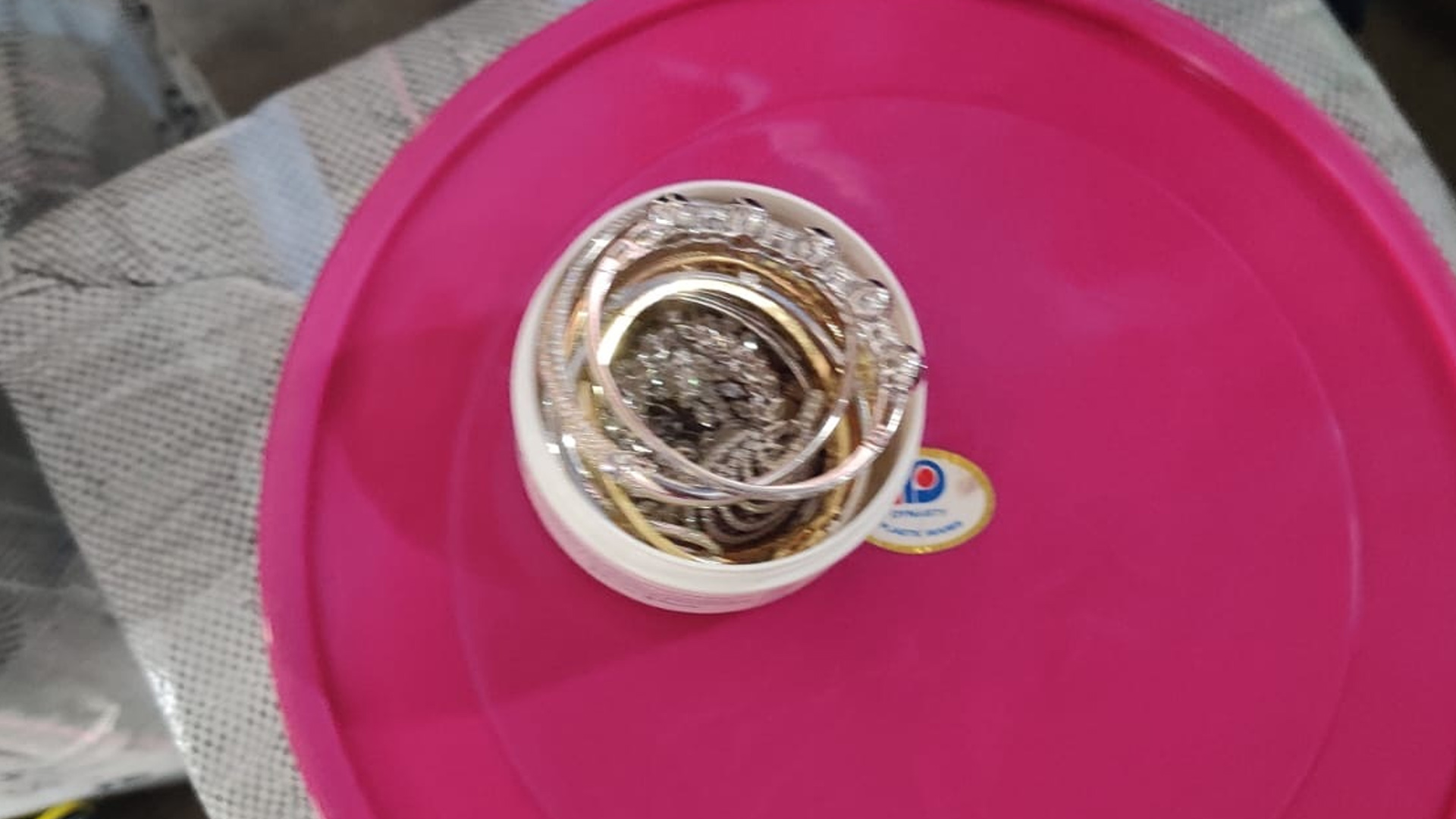 শাহ আমানতে ২১ লাখ টাকার স্বর্ণালংকার জব্দ