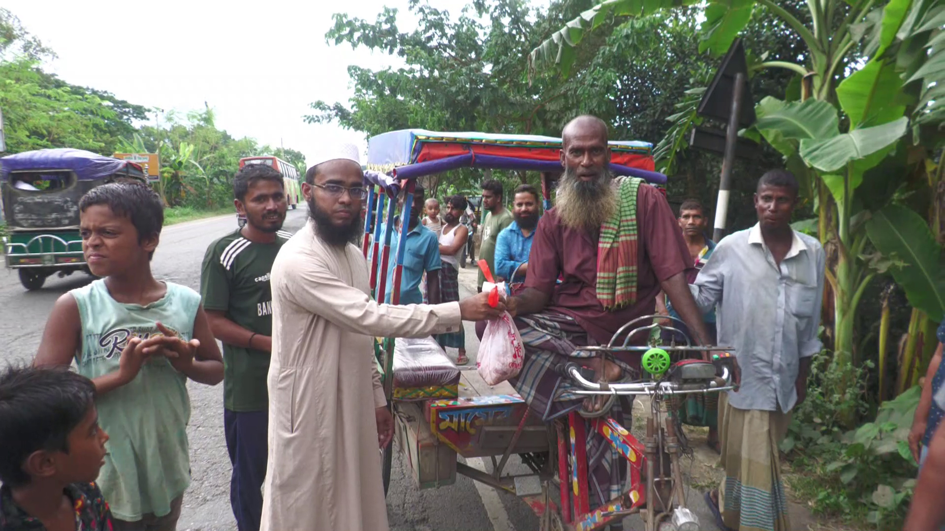 ফরিদপুরে ১ টাকা কেজি দরে গরুর মাংস পেল অনেকে