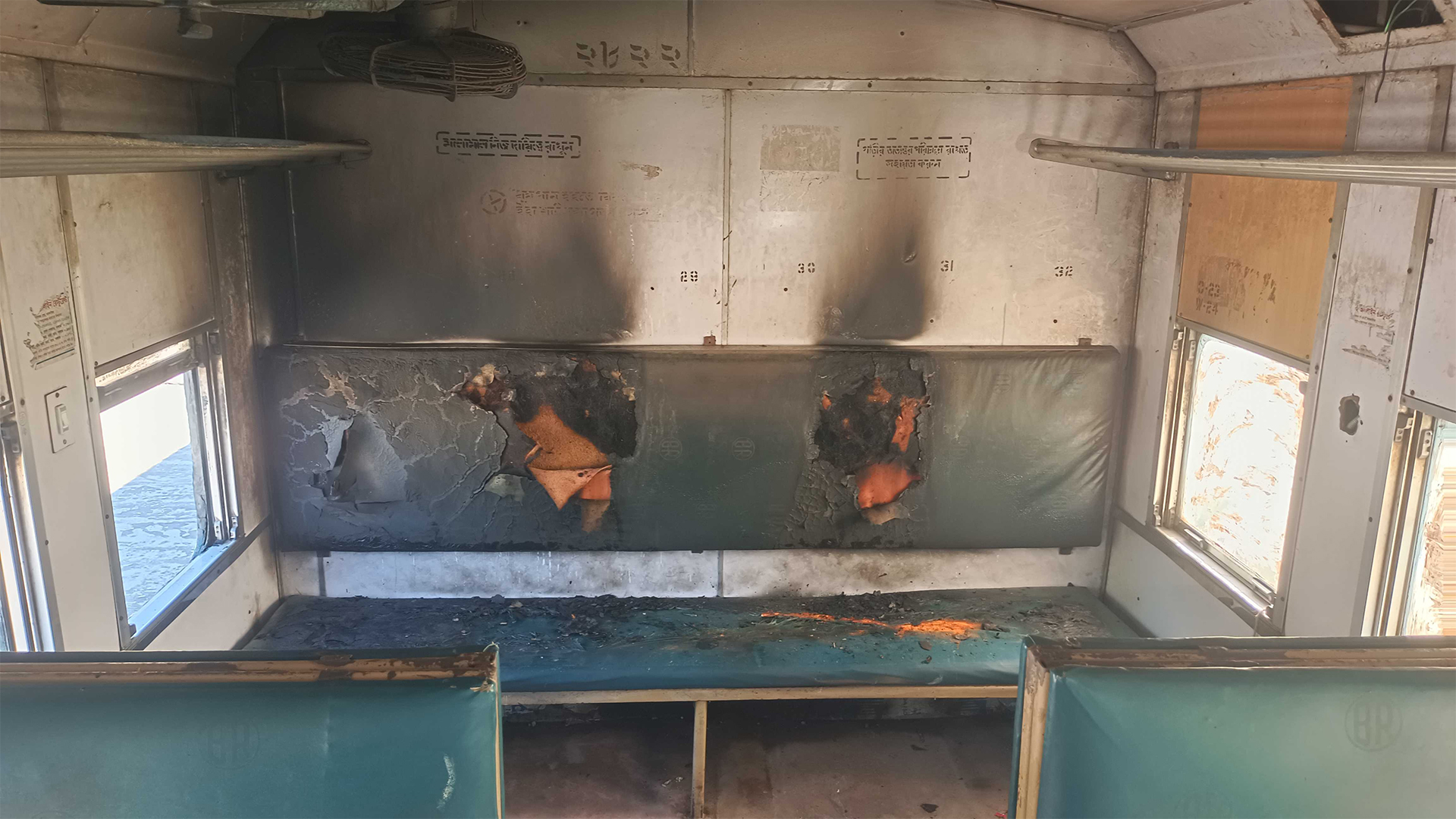 ময়মনসিংহে ট্রেনের বগিতে অগ্নিসংযোগ, অল্পের জন্য রক্ষা